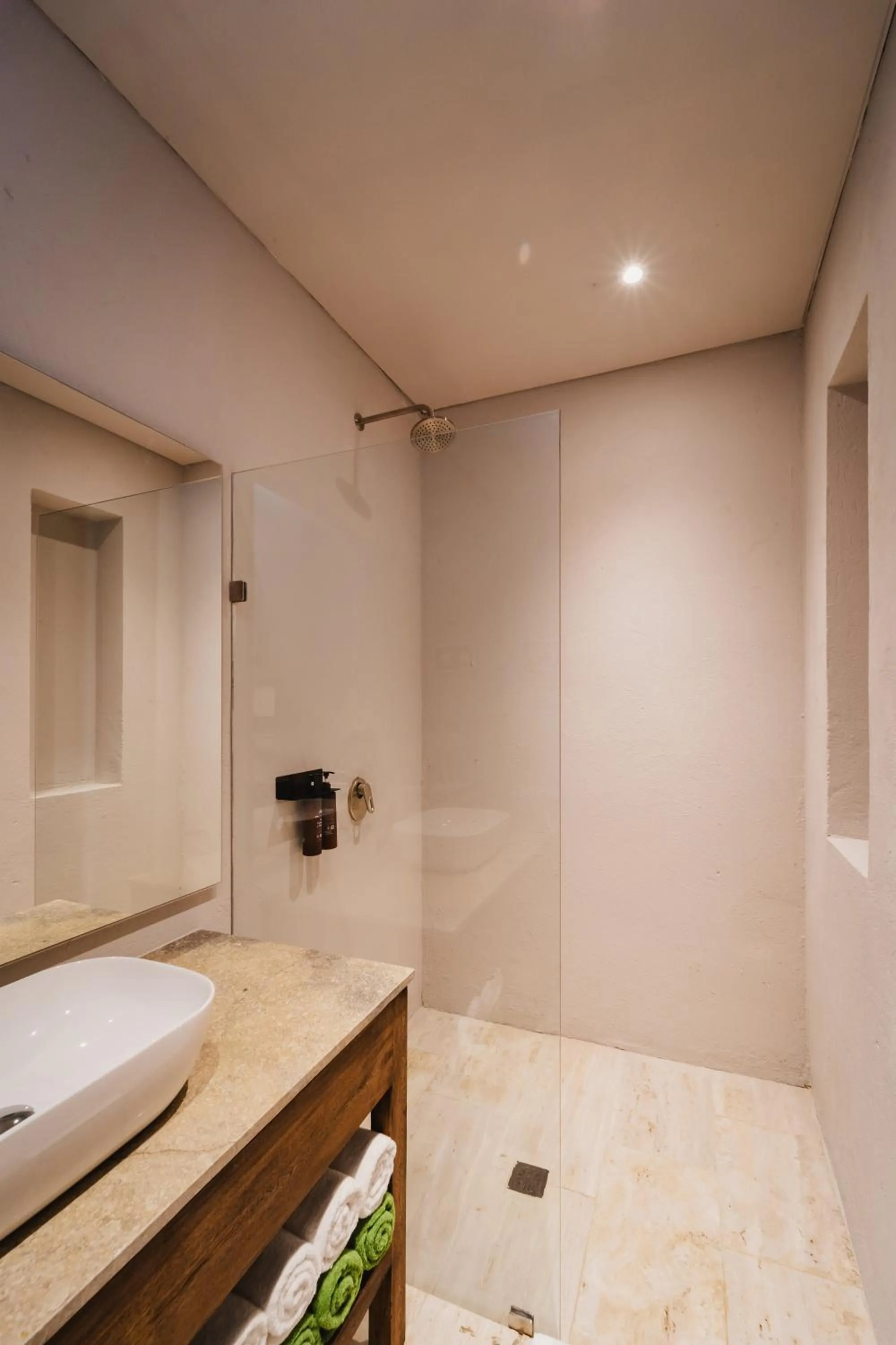Shower in Naio Hotel y Villas By OxoHotel