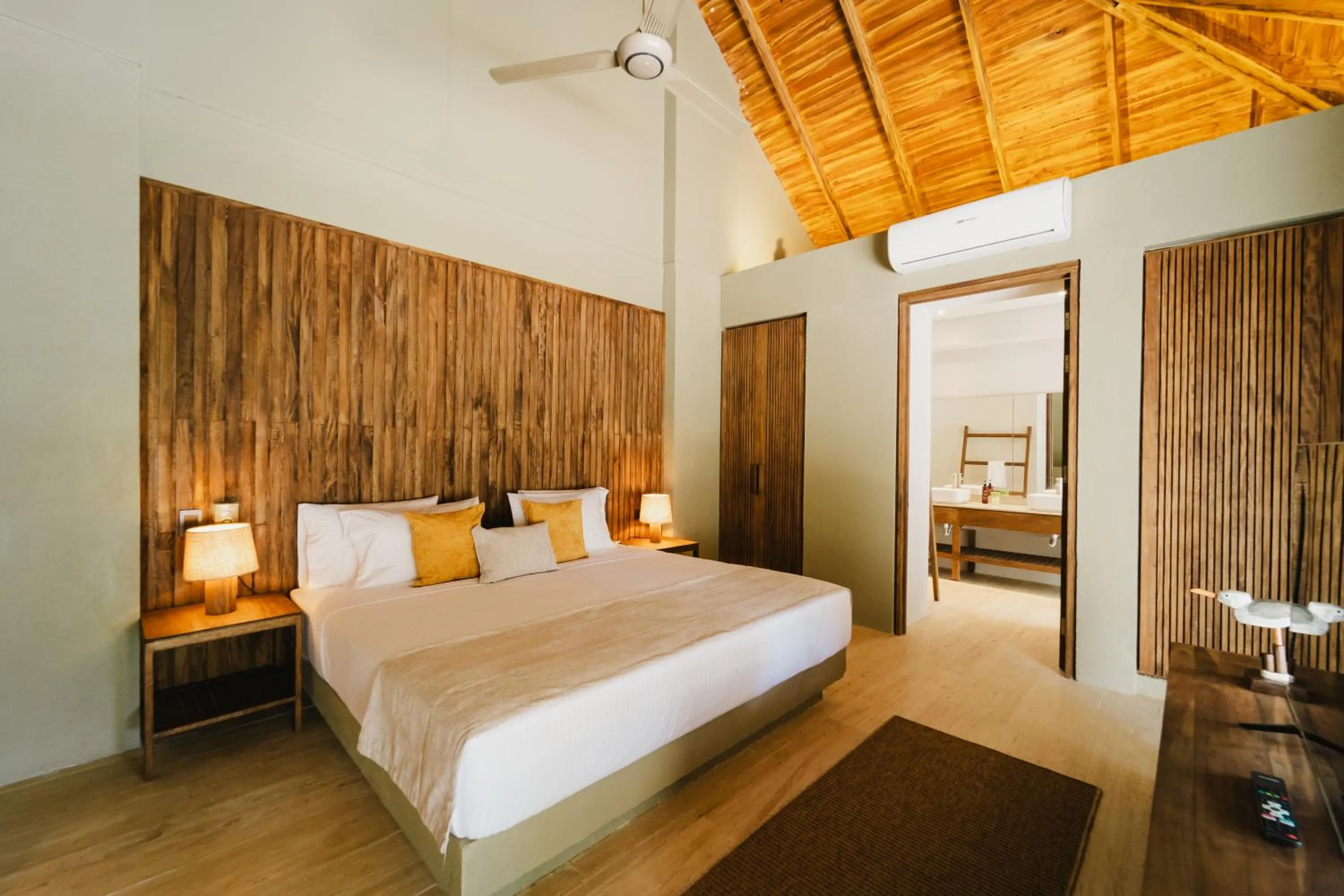 Photo of the whole room, Bed in Naio Hotel y Villas By OxoHotel