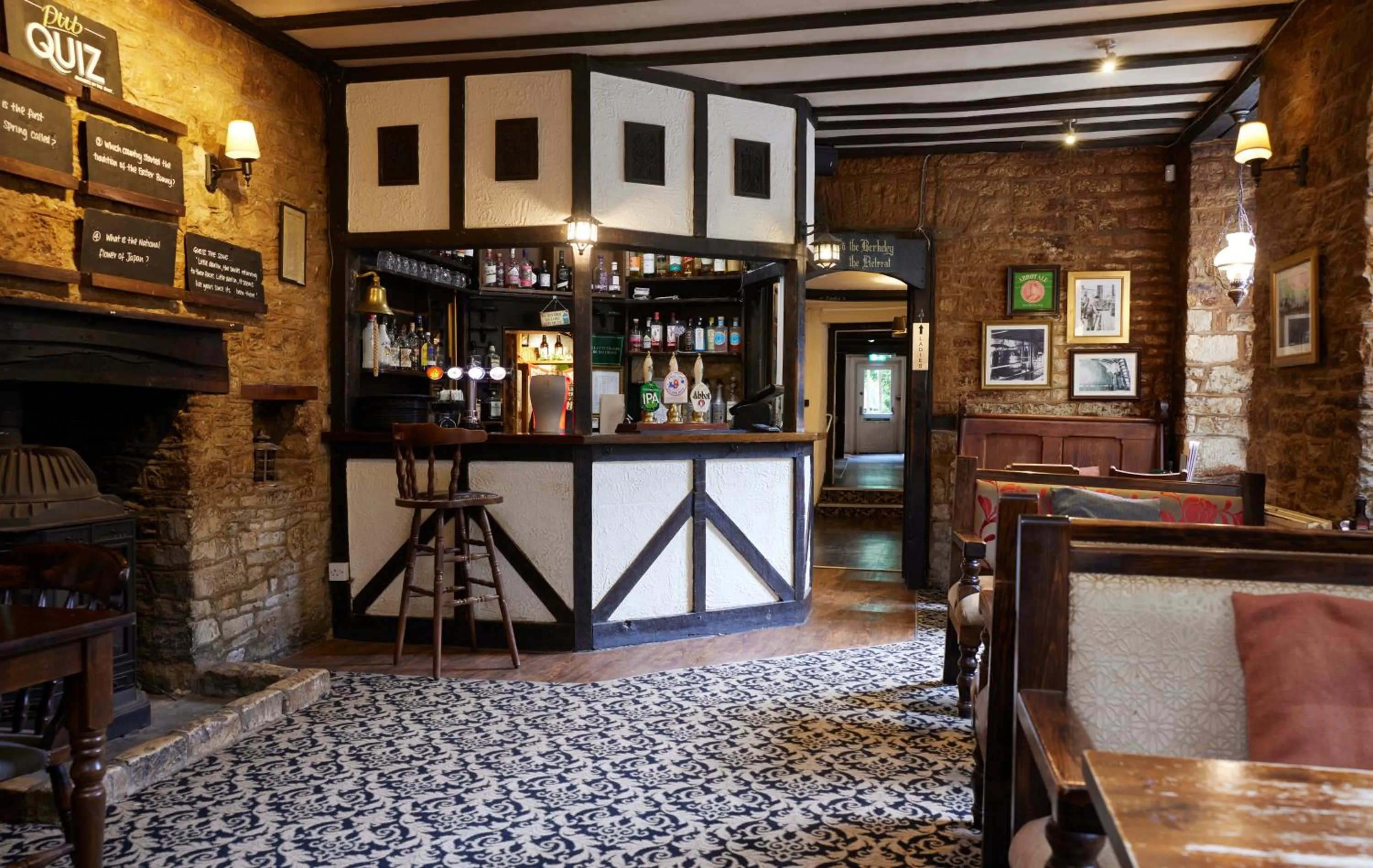 Lounge or bar in Hunters Hall Inn by Greene King Inns