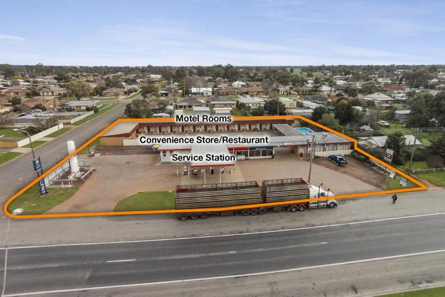 Property building in Century Motor Inn, Finley