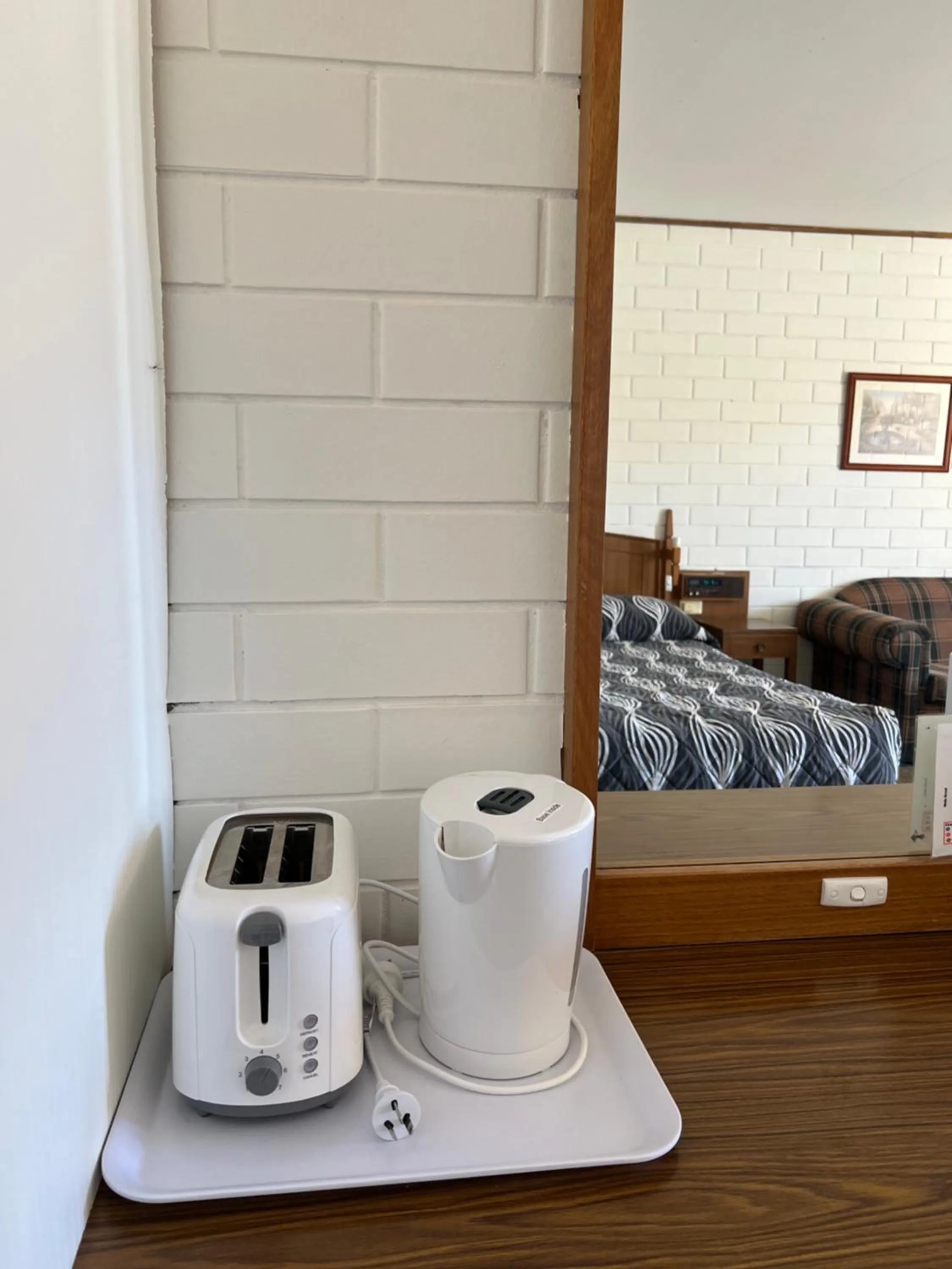 Coffee/tea facilities, Bed in Century Motor Inn, Finley