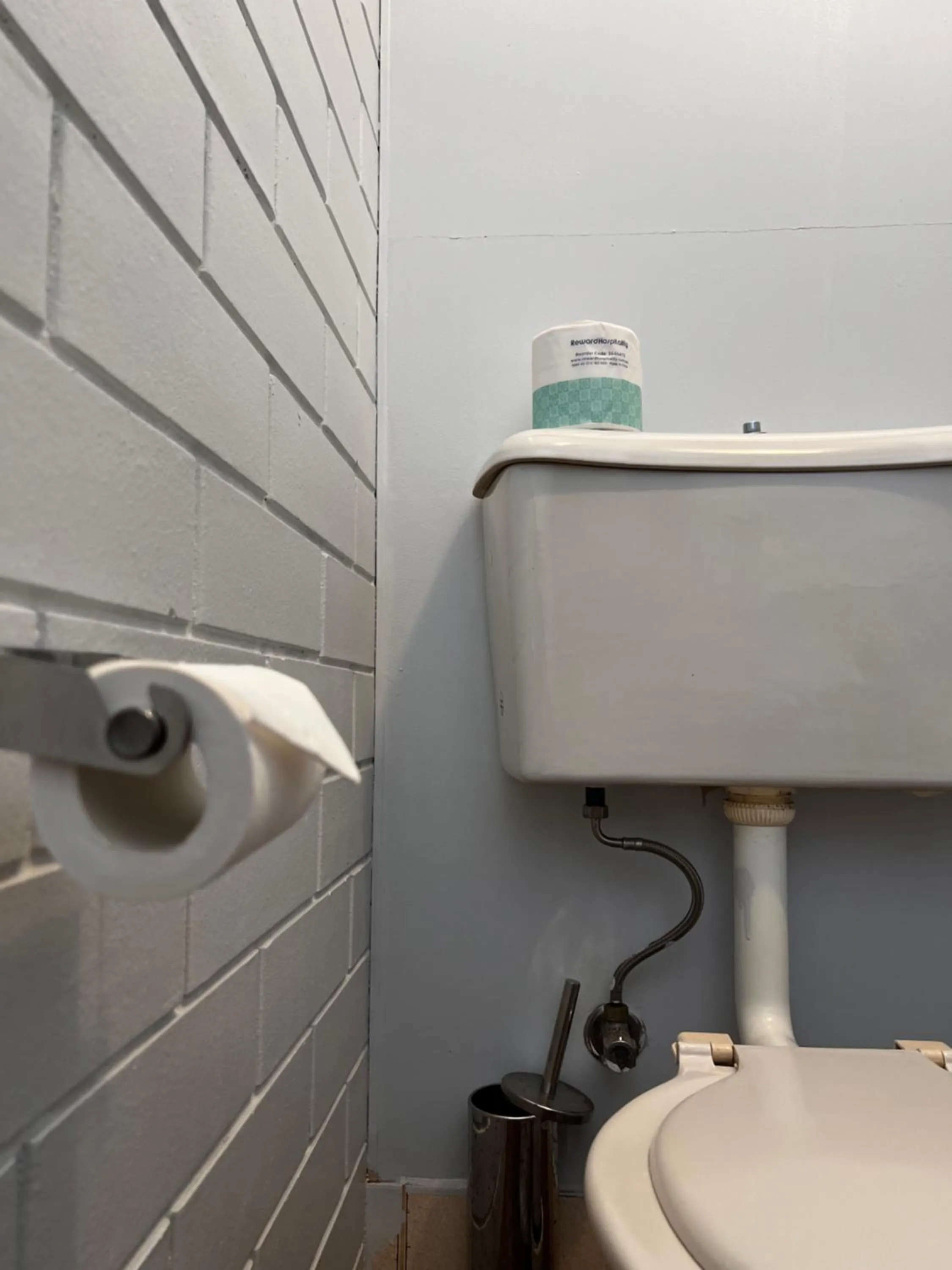 Toilet in Century Motor Inn, Finley