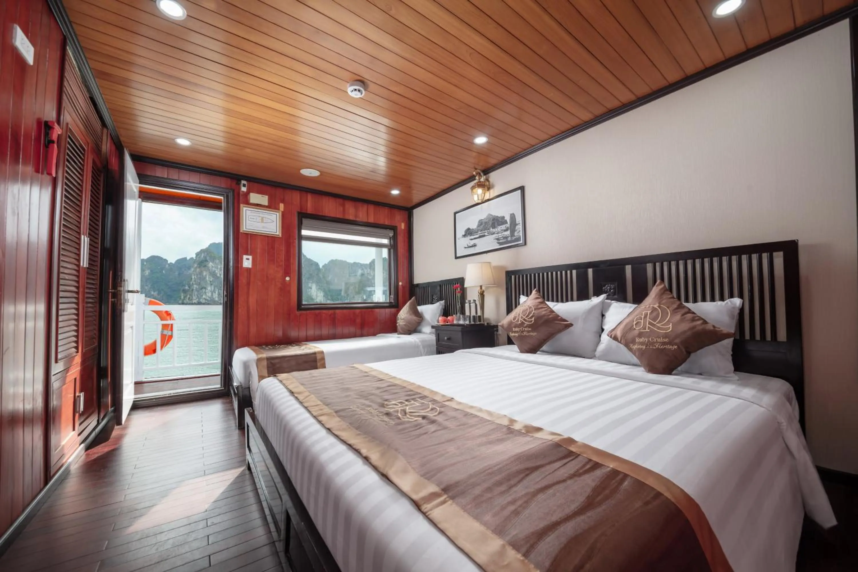 Balcony/Terrace, Bed in Ruby Cruise