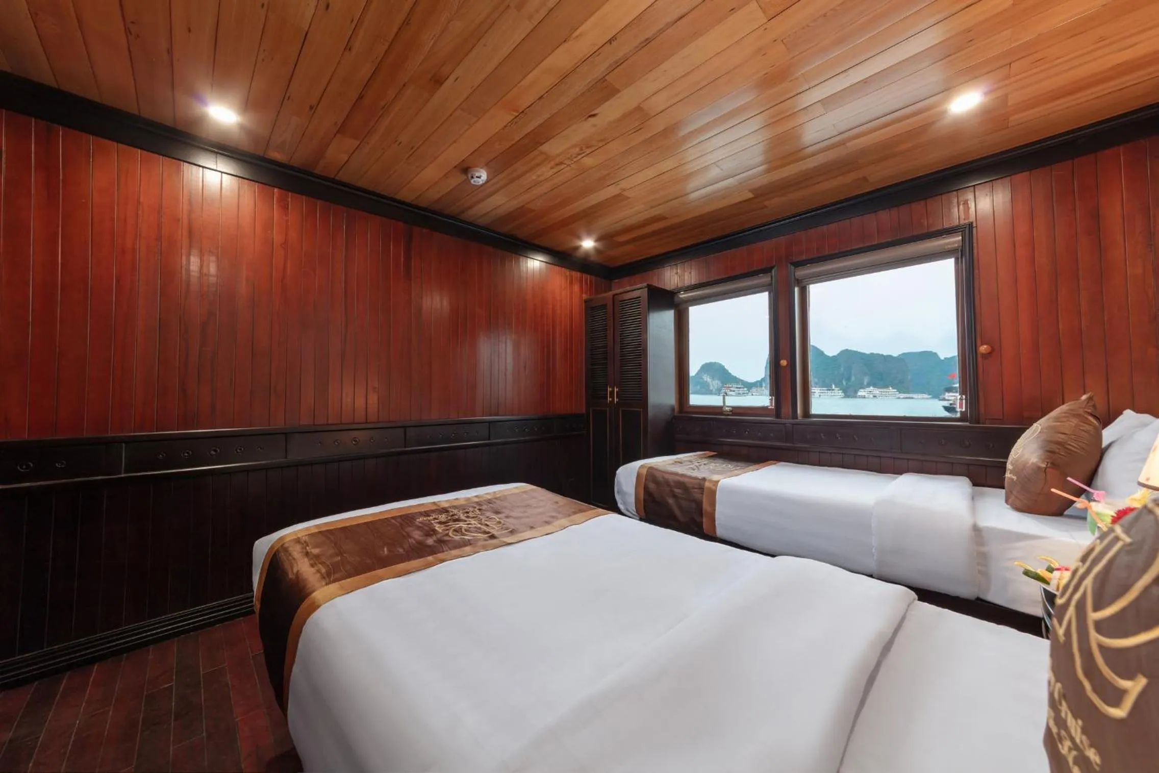 Bedroom, Bed in Ruby Cruise