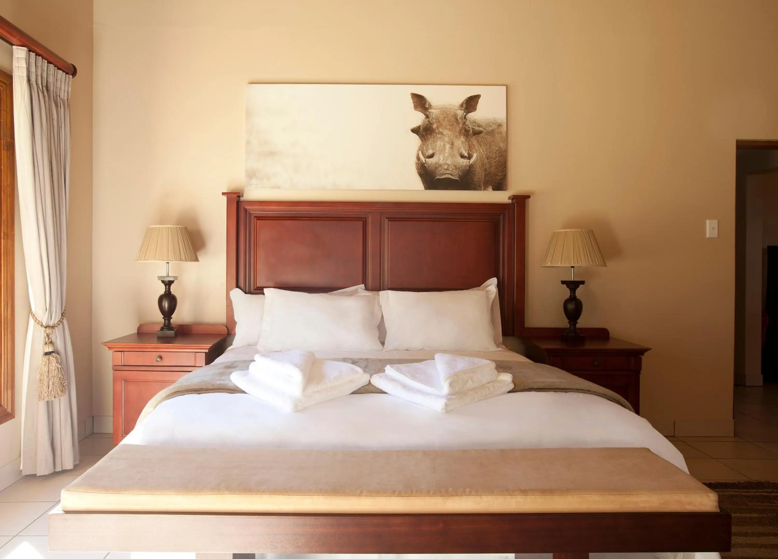 Bedroom, Bed in Whispering Waters