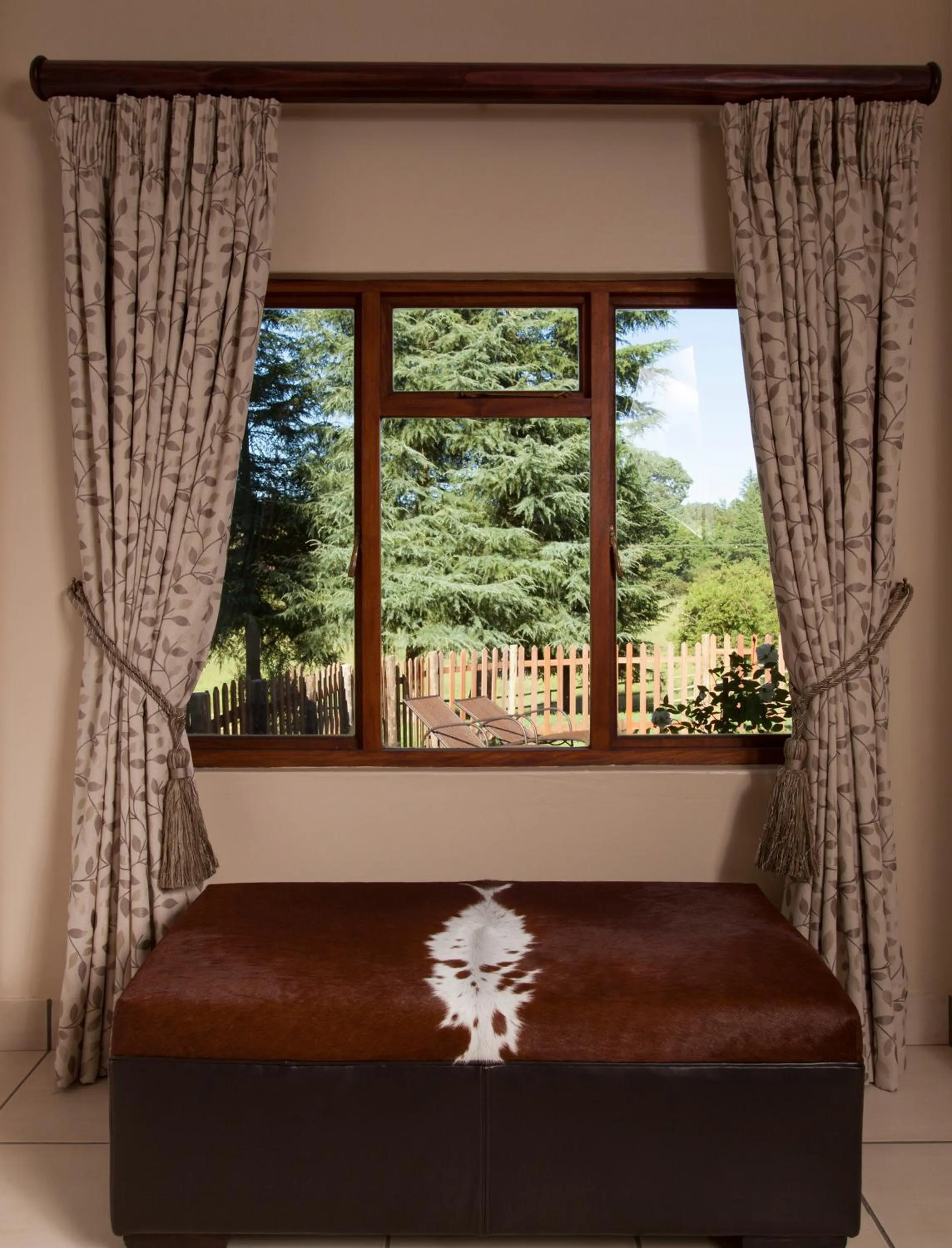 Photo of the whole room in Whispering Waters