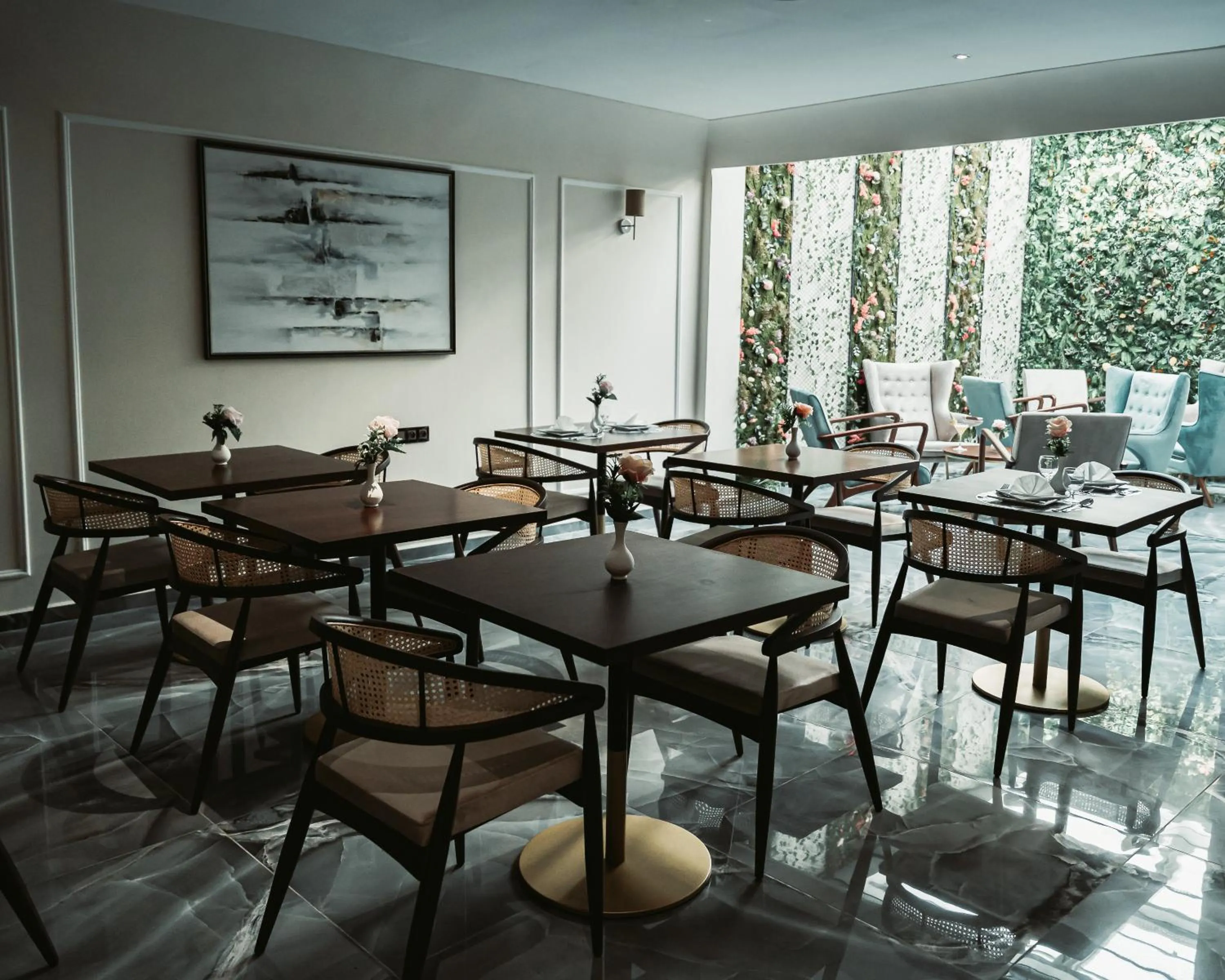 Restaurant/places to eat in City Hotel by Waves