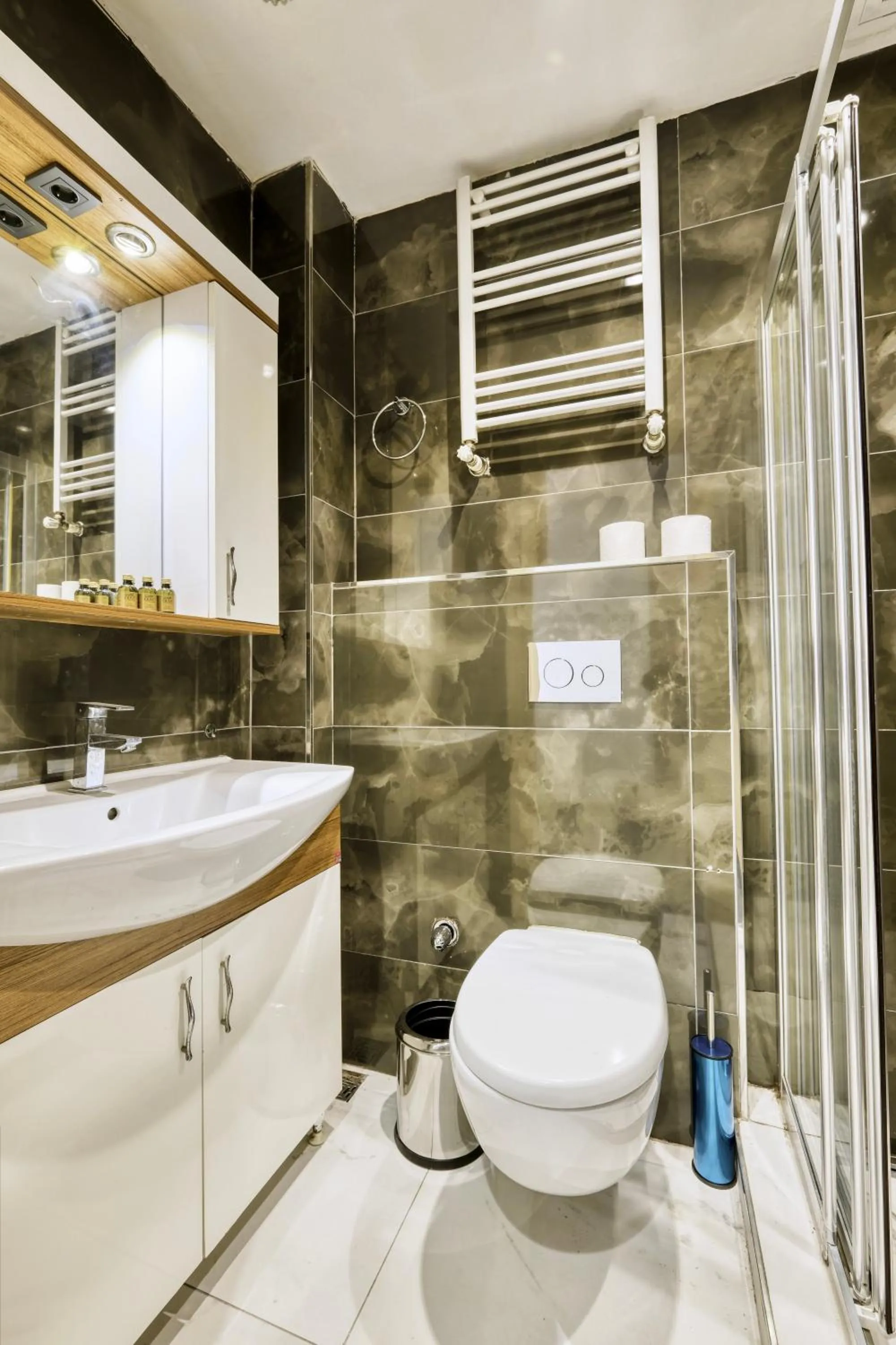 Toilet in Hub Inn Pera