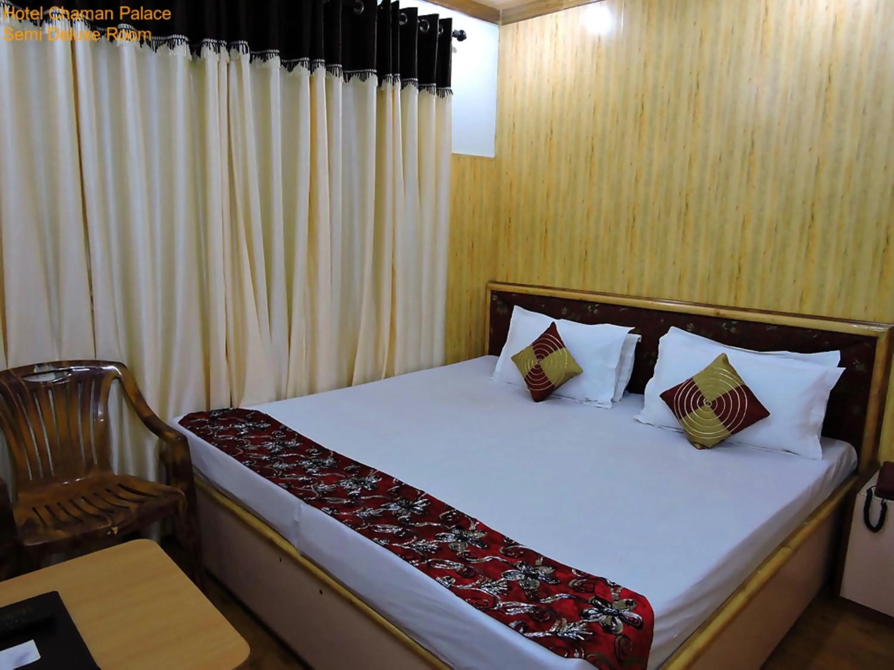 Seating area, Bed in Hotel Chaman Palace