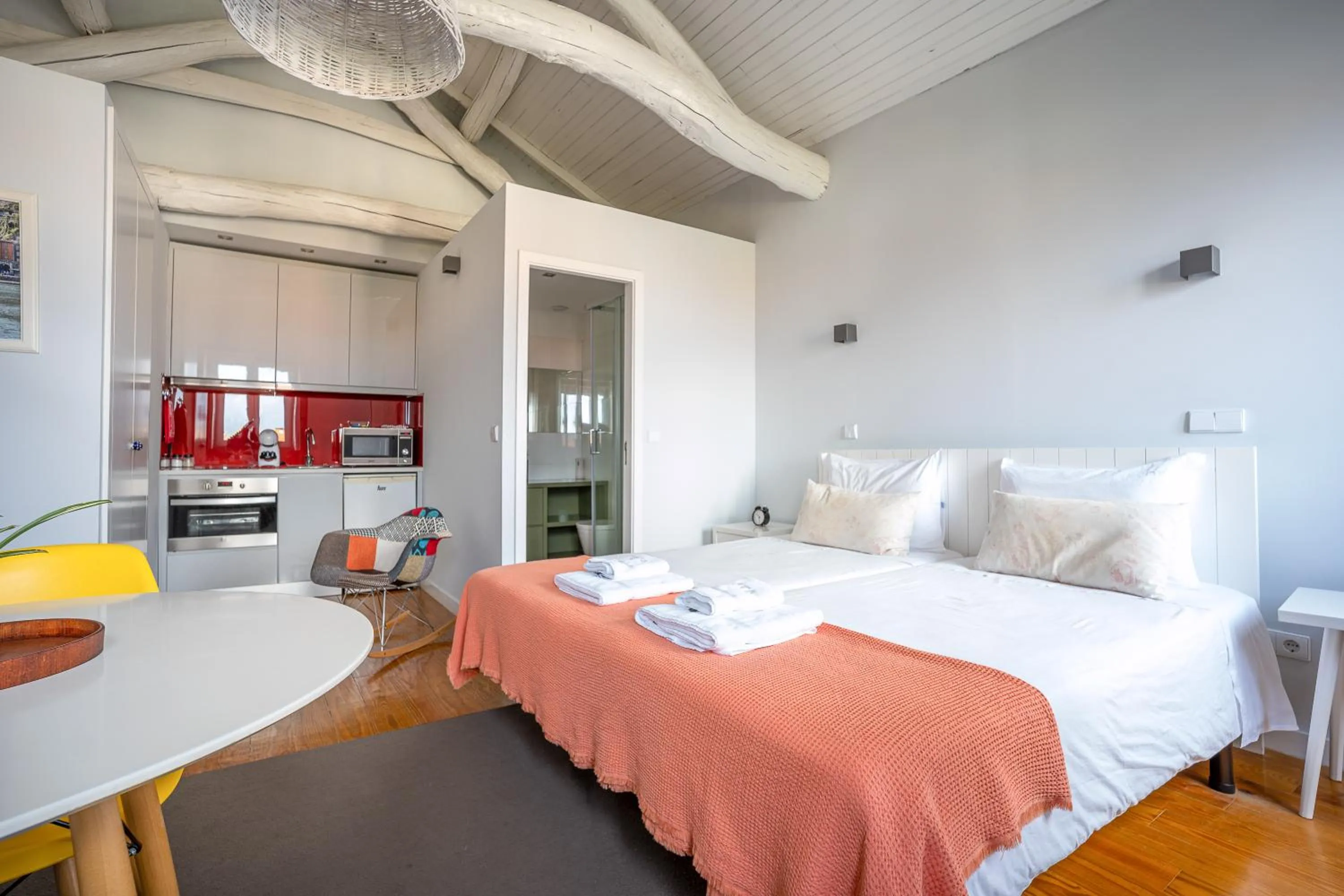 Kitchen or kitchenette, Bed in Oporto Trendy Apartments