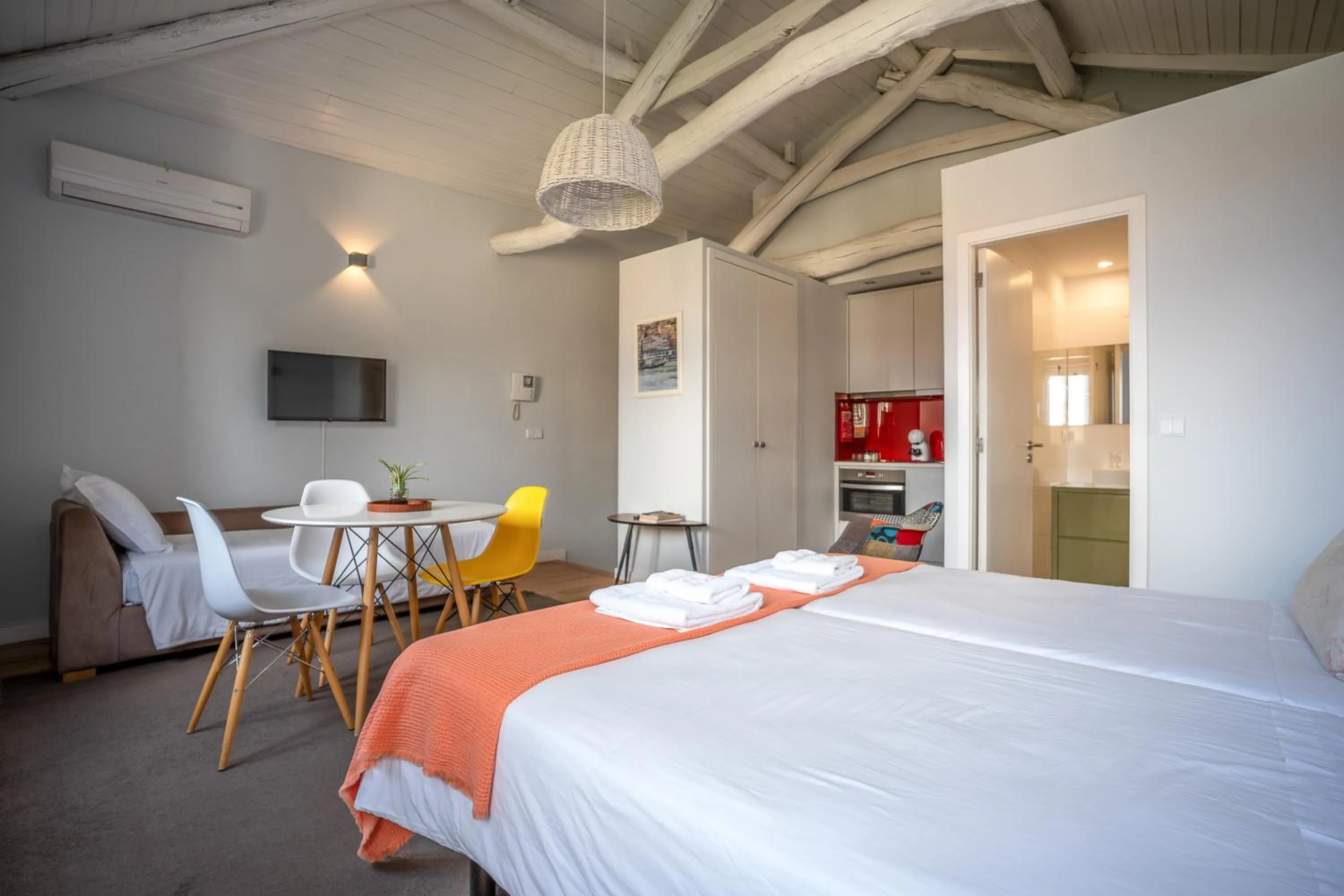 Communal lounge/ TV room, Bed in Oporto Trendy Apartments