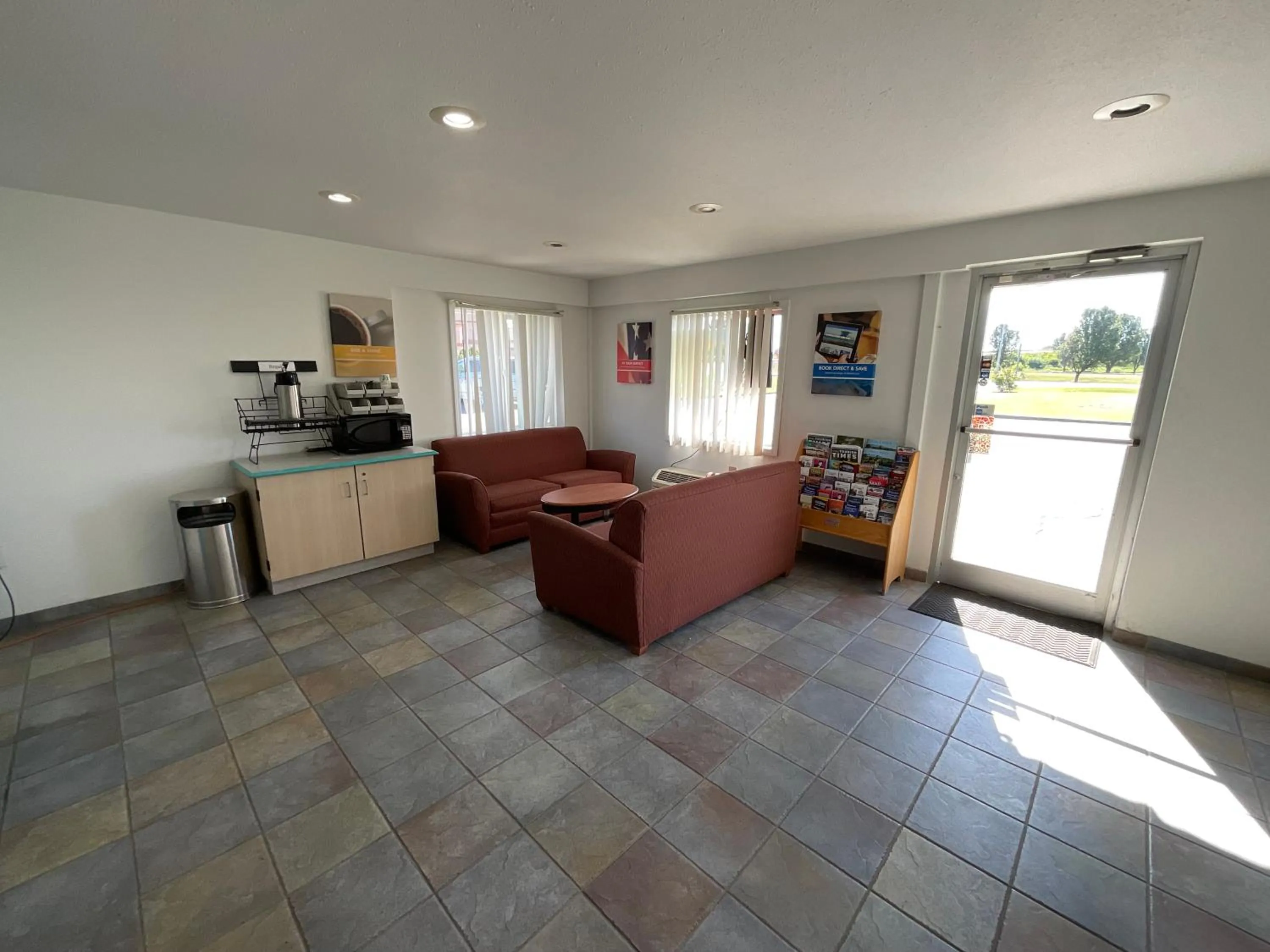 Seating area in Country Yard Inn Sikeston - Miner Exit 67 on I-55