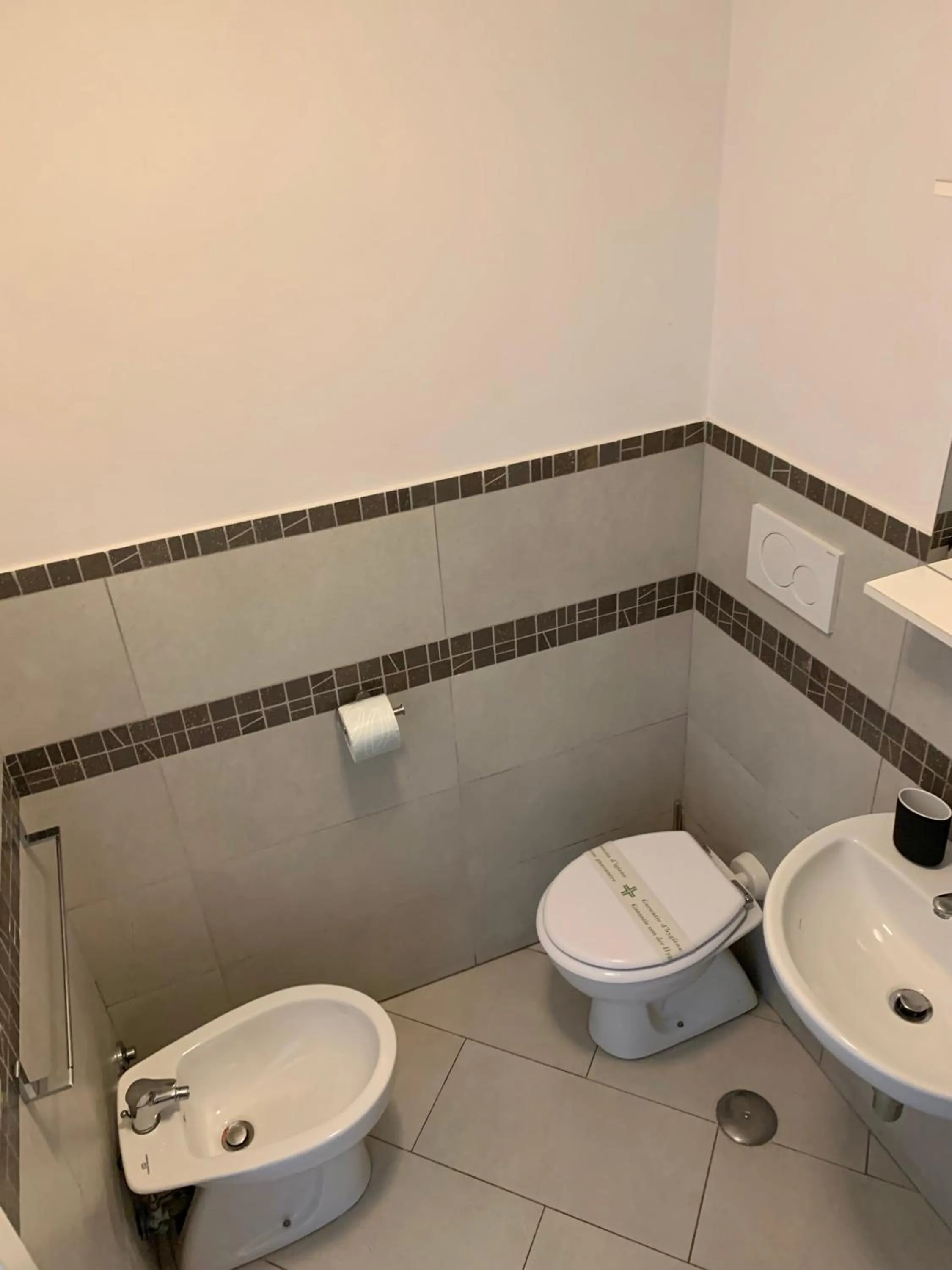 Bathroom in Vatican Rooms Holiday in Rome