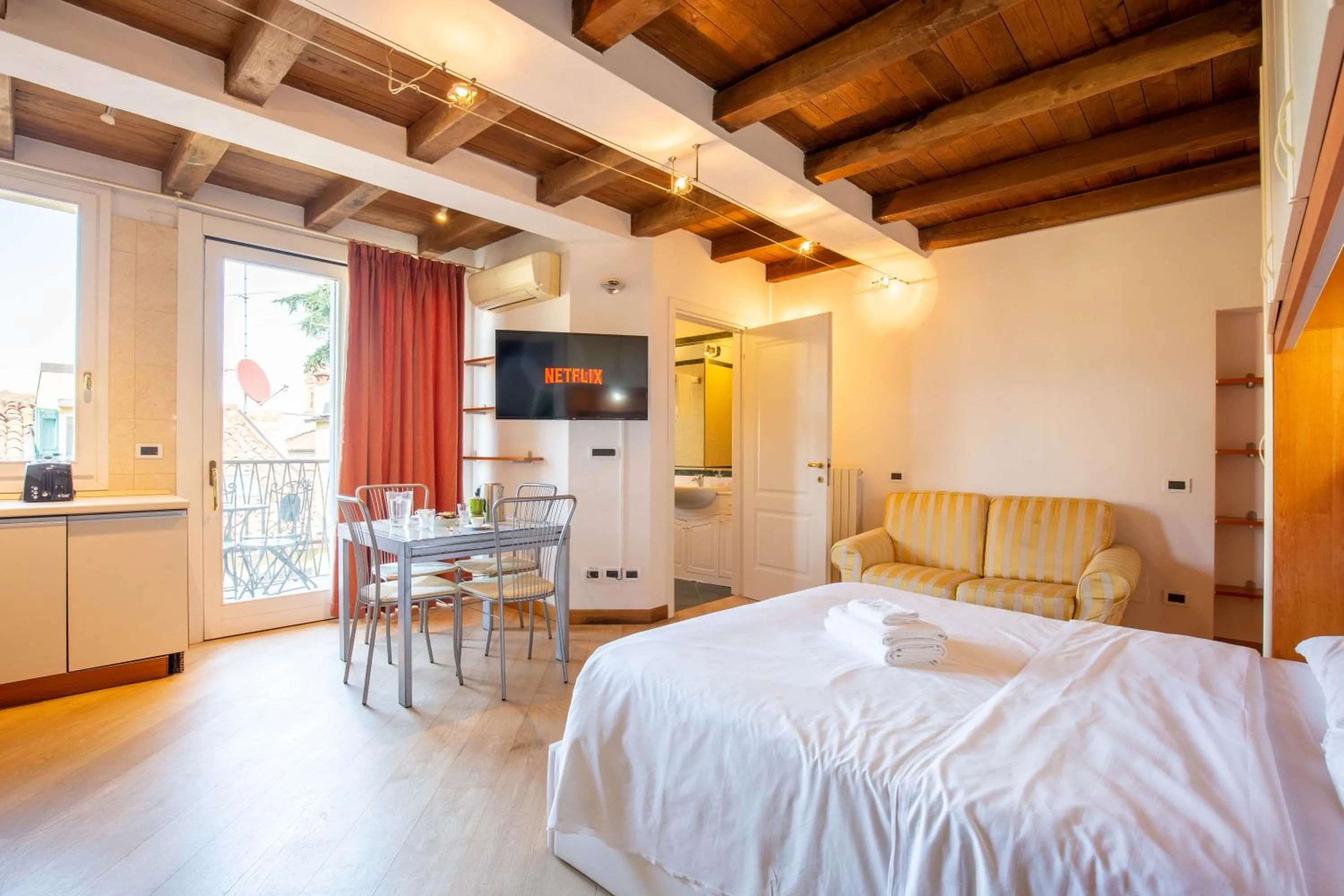 Bed in BolognaRoomscom - Santo Stefano Apartments