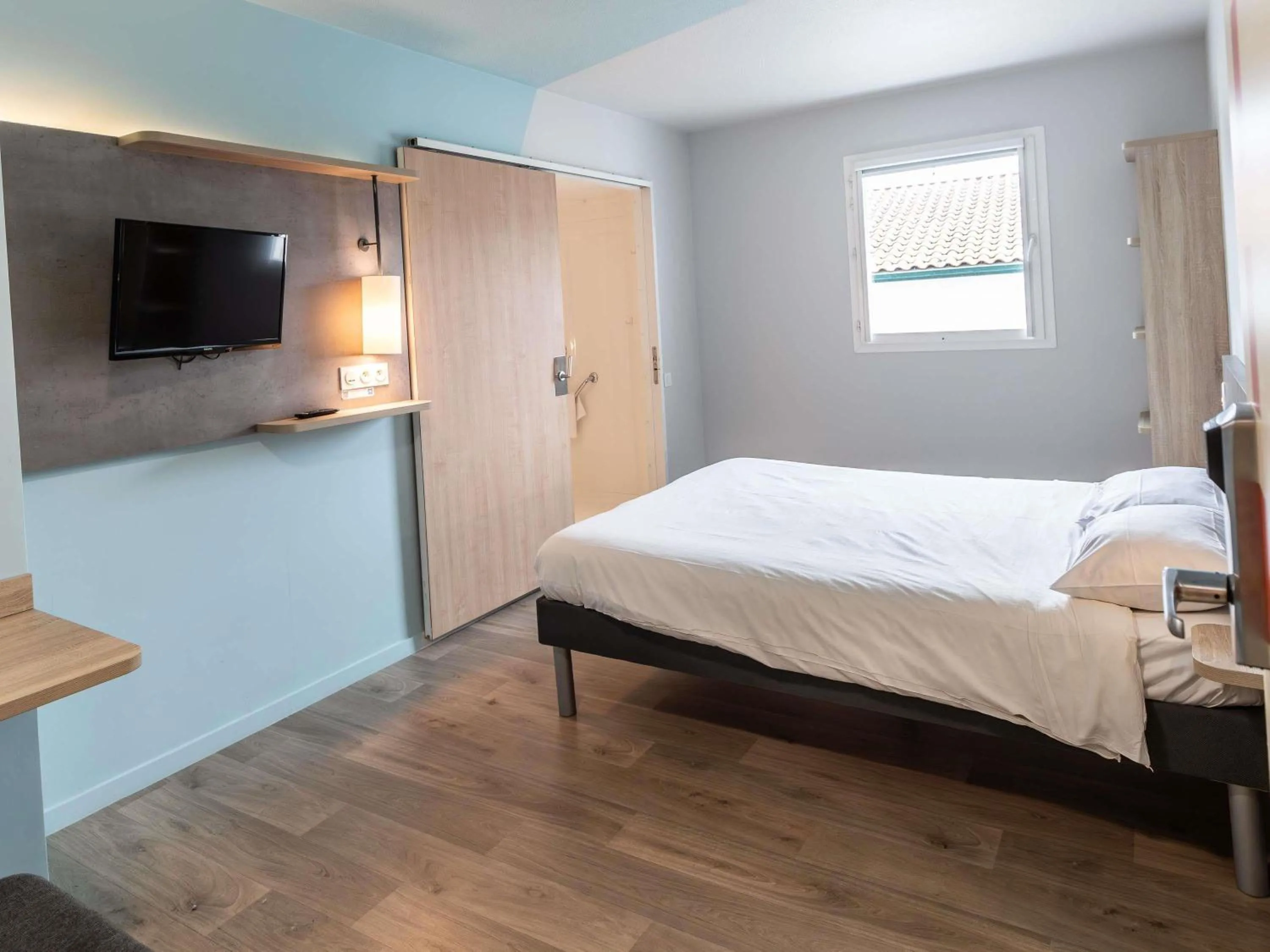 Bedroom, Bed in ibis budget Ciboure St-Jean-Luz