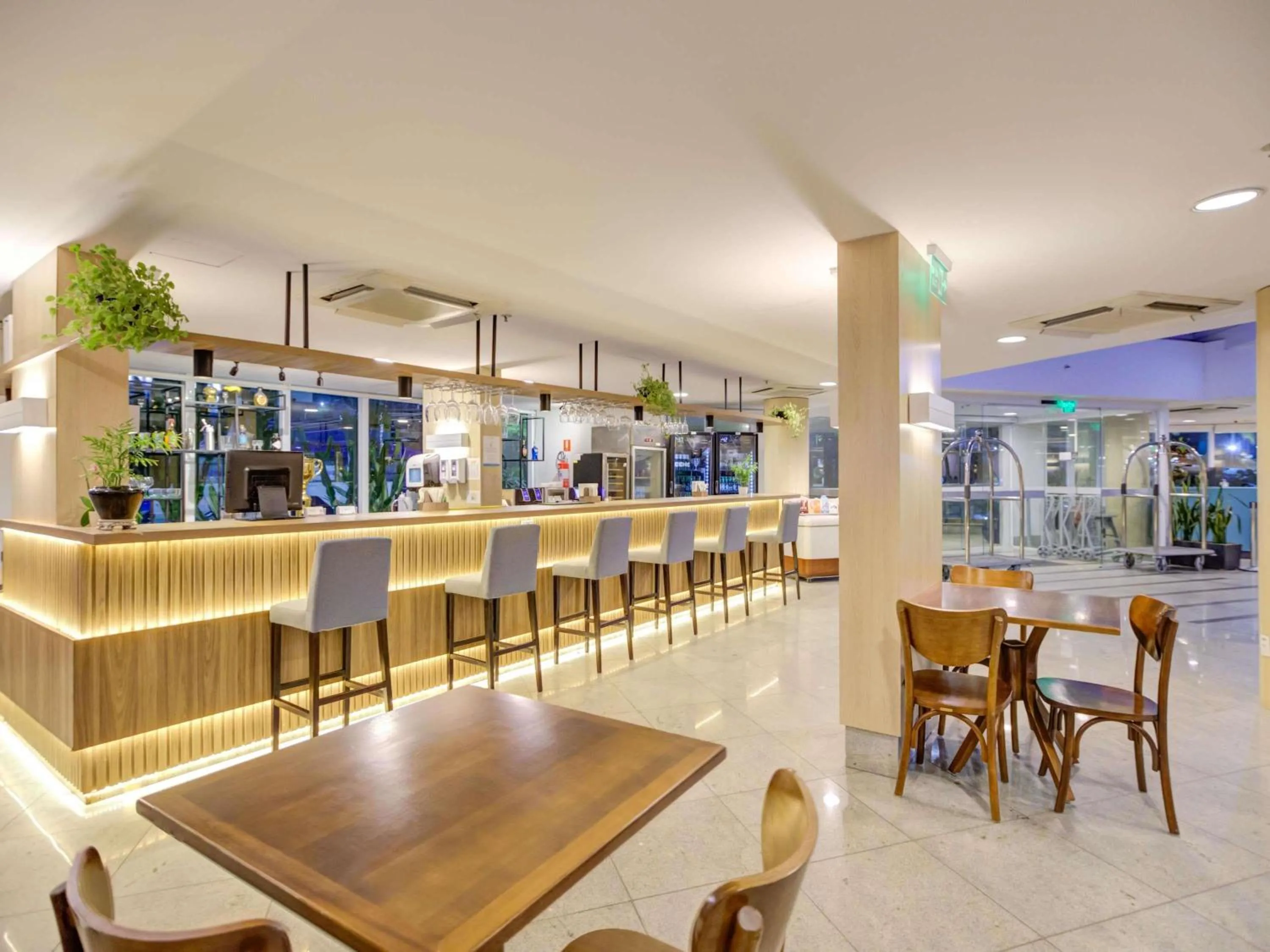 Lounge or bar in Mercure Rio de Janeiro Barra da Tijuca