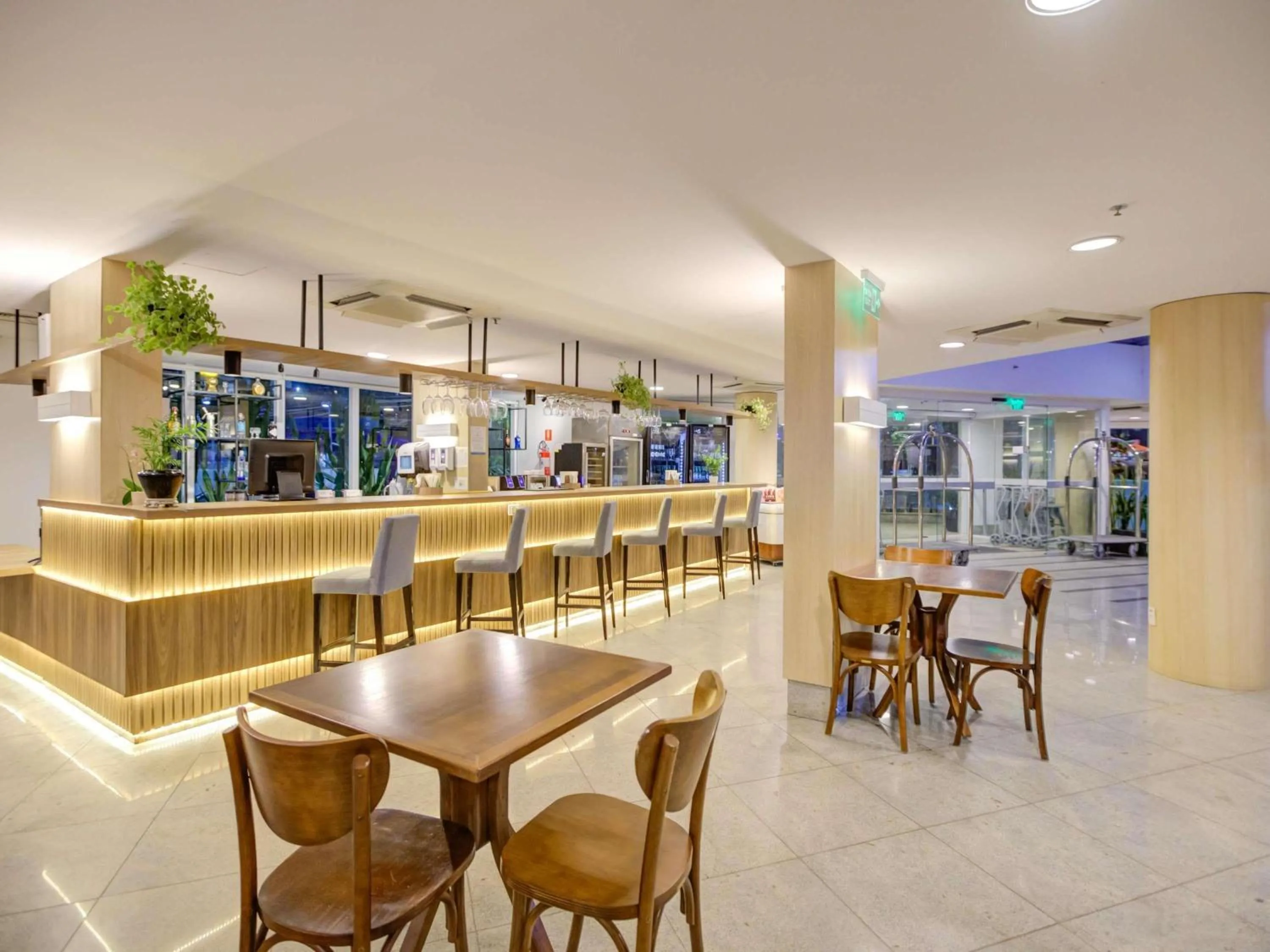Lounge or bar in Mercure Rio de Janeiro Barra da Tijuca