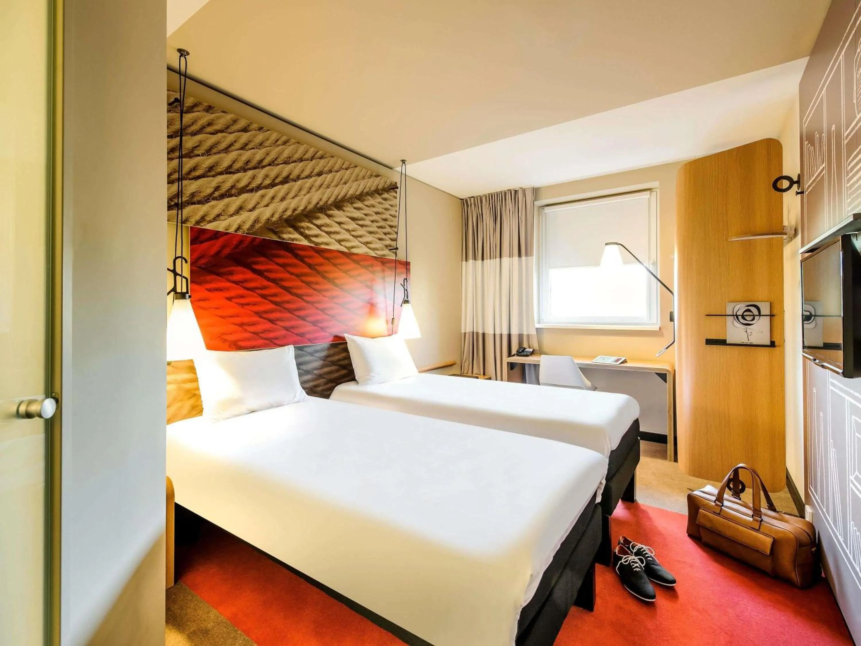 Property building, Bed in Ibis Hamburg City