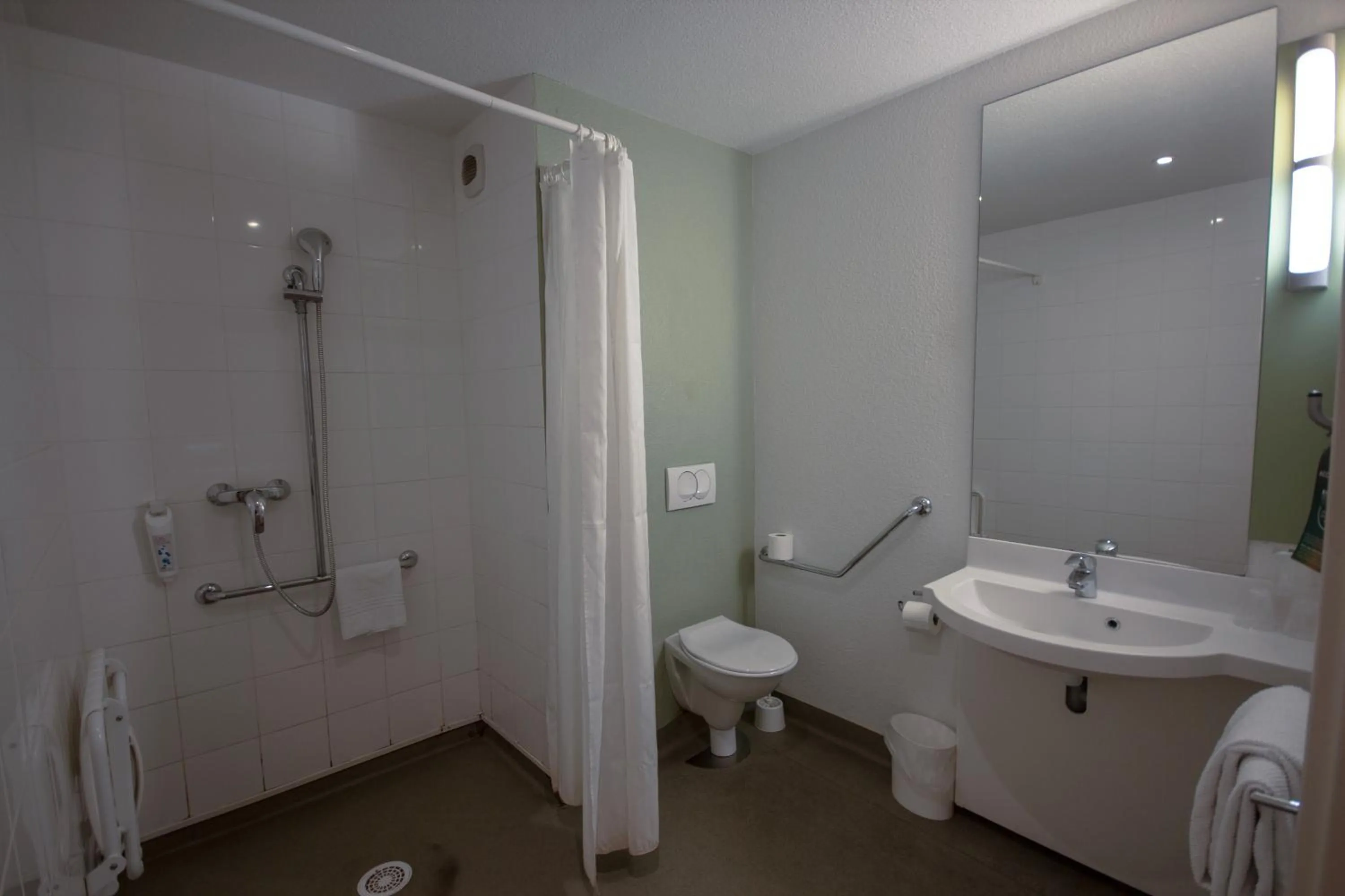 Facility for disabled guests in ibis budget Bordeaux Sud