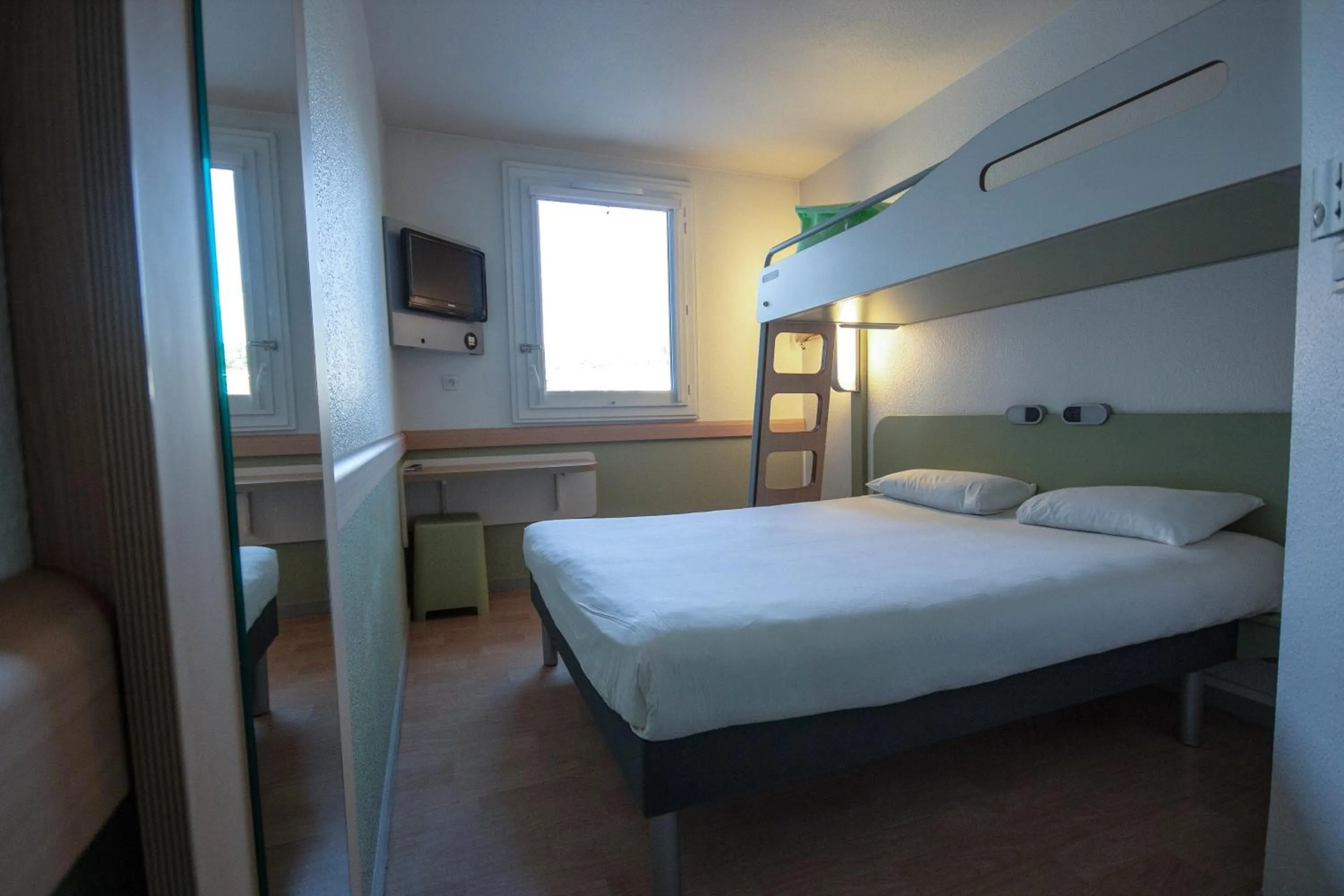 Photo of the whole room, Bed in ibis budget Bordeaux Sud