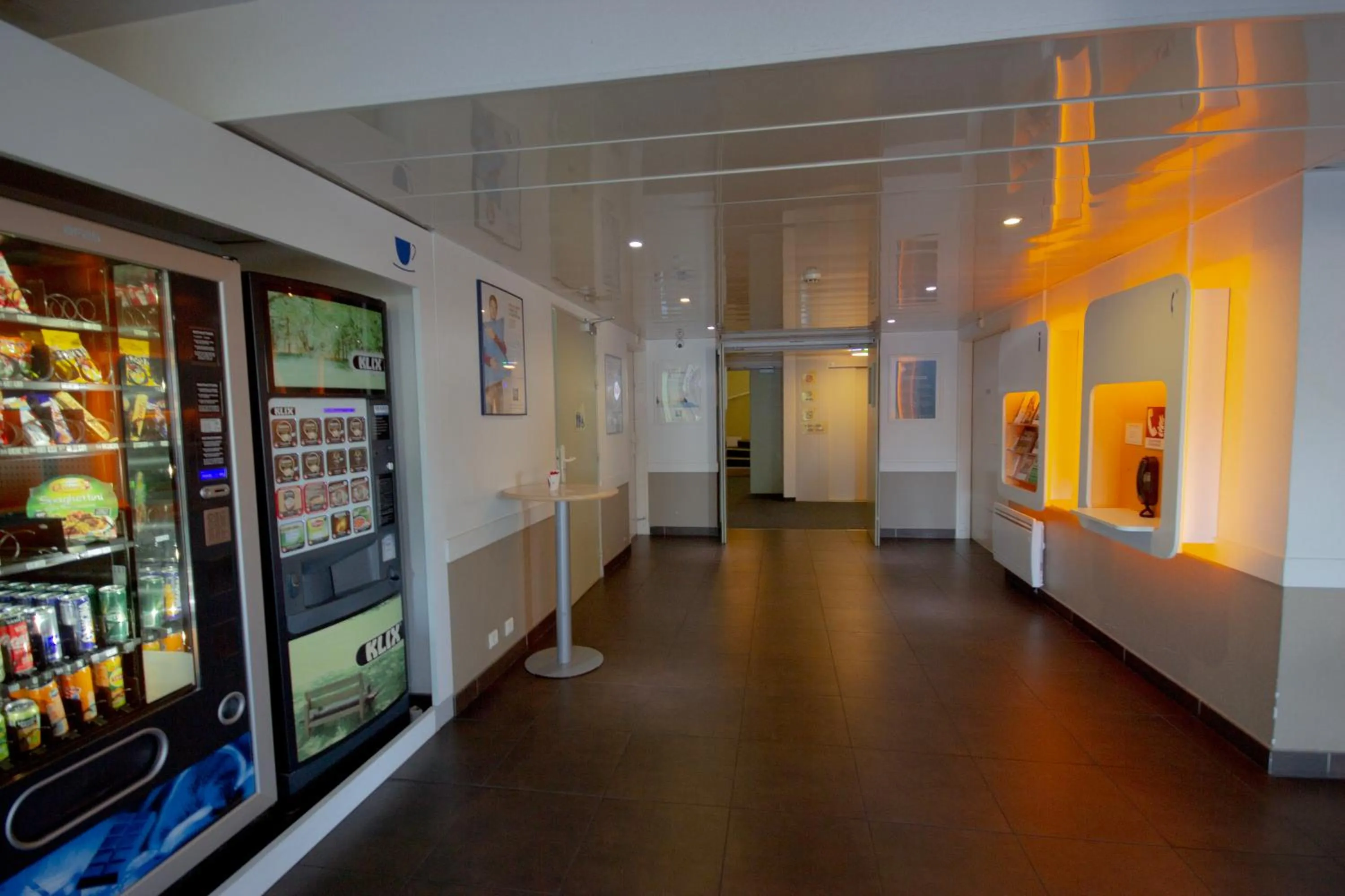 Lobby or reception in ibis budget Bordeaux Sud