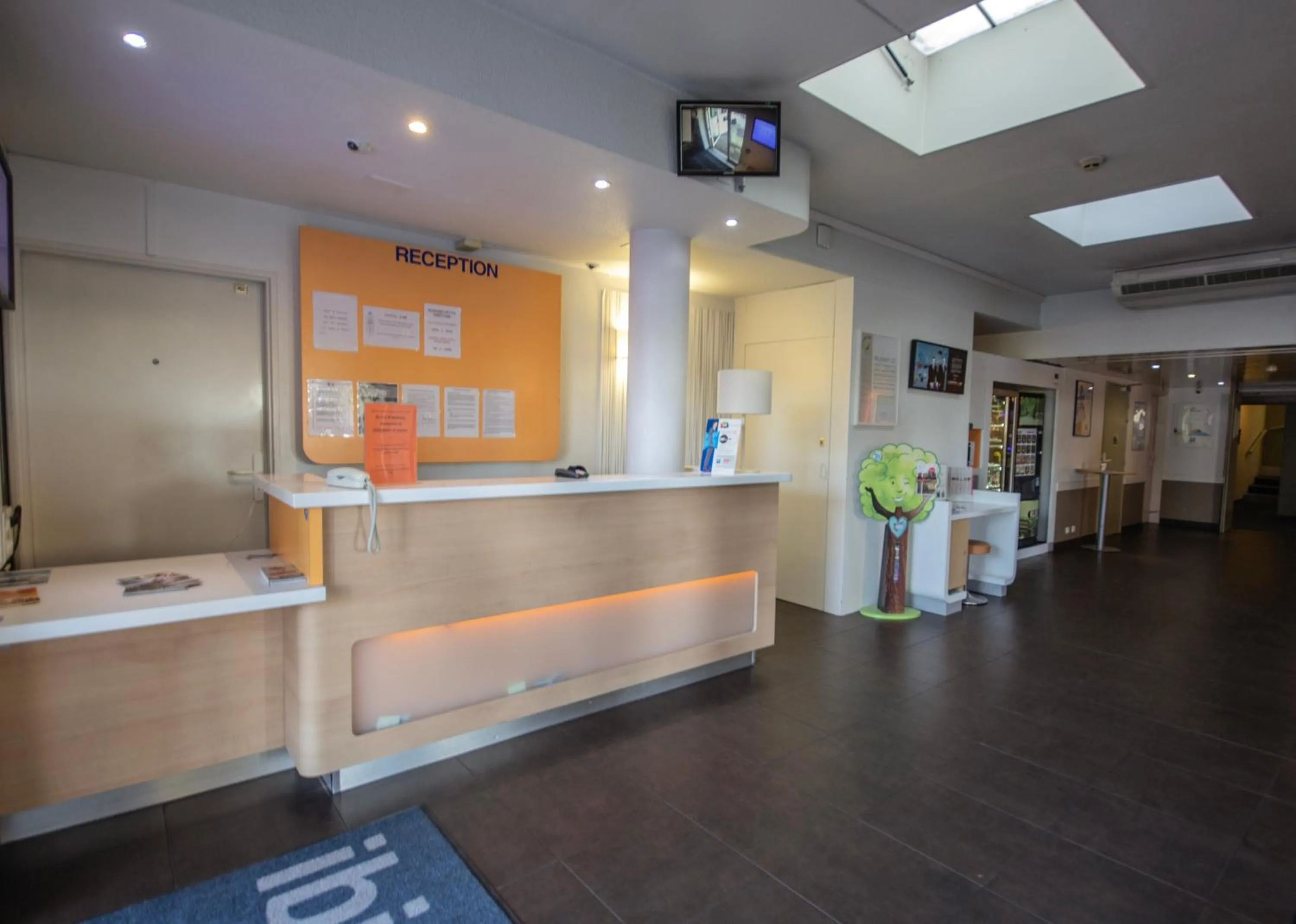 Lobby or reception in ibis budget Bordeaux Sud