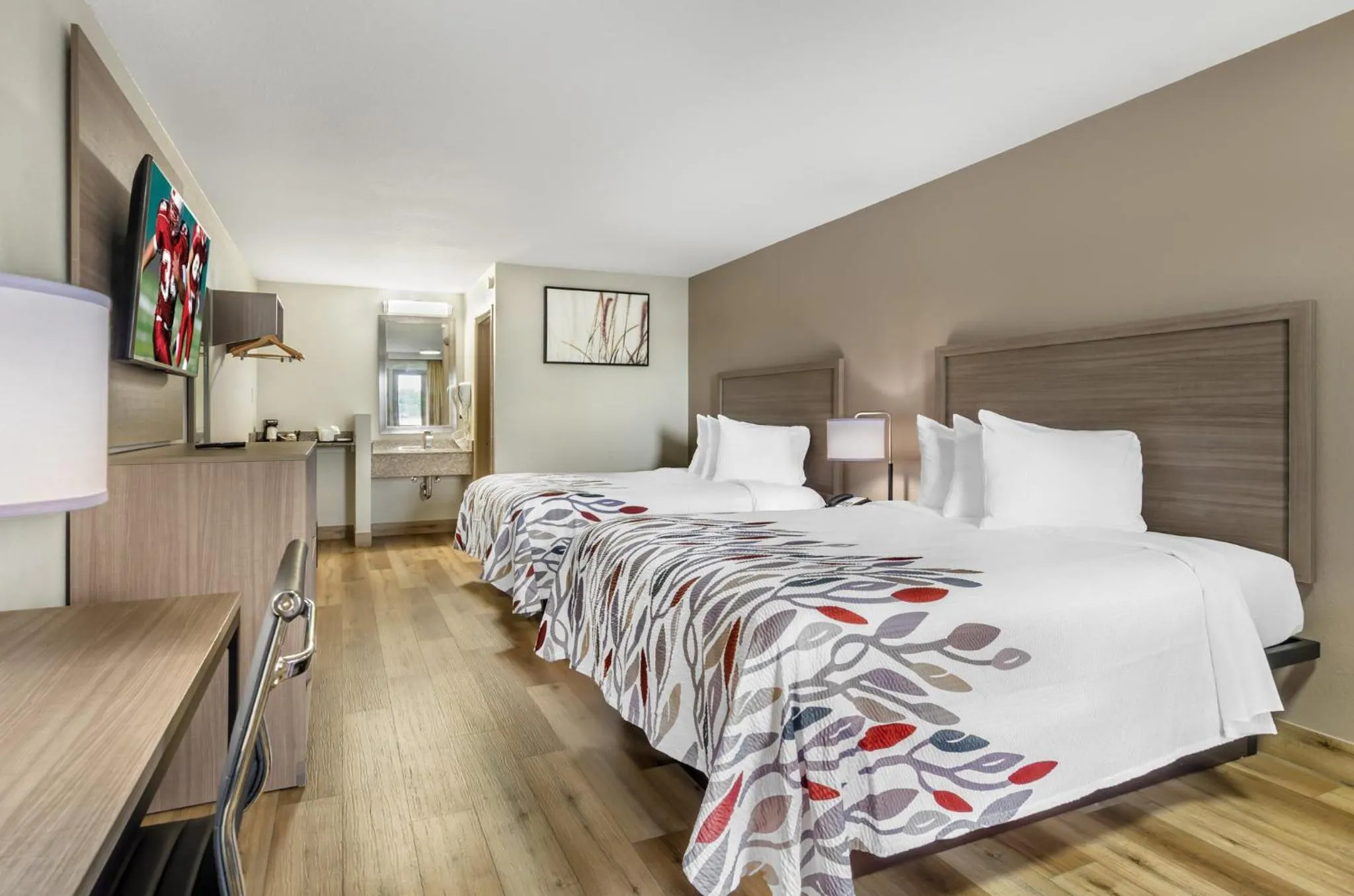 Bedroom, Bed in Red Roof Inn Staunton