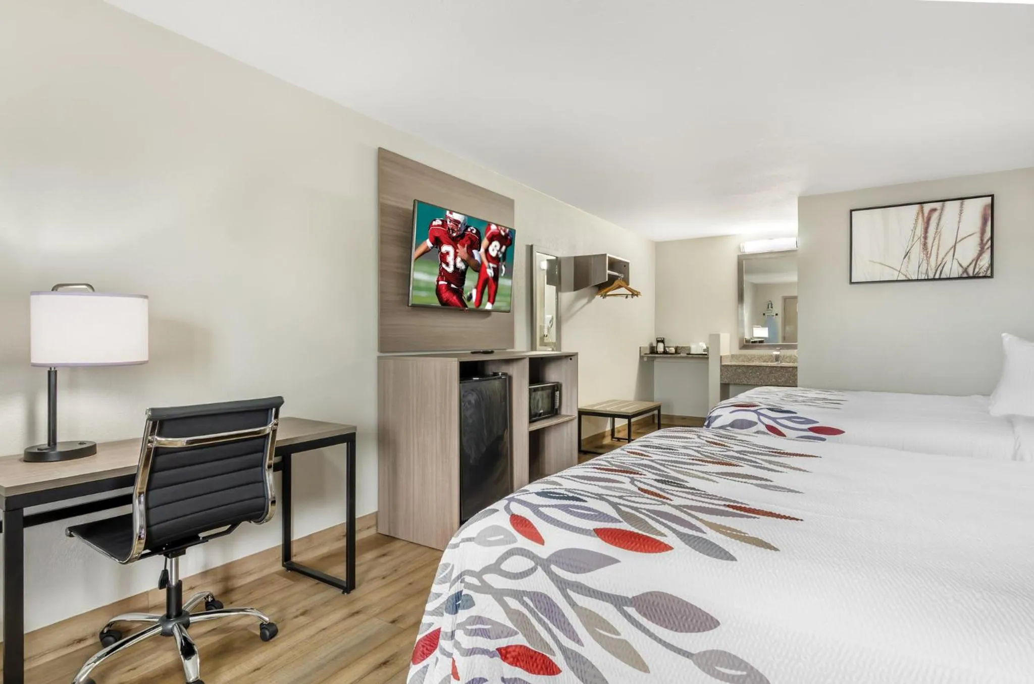 Bedroom, Bed in Red Roof Inn Staunton