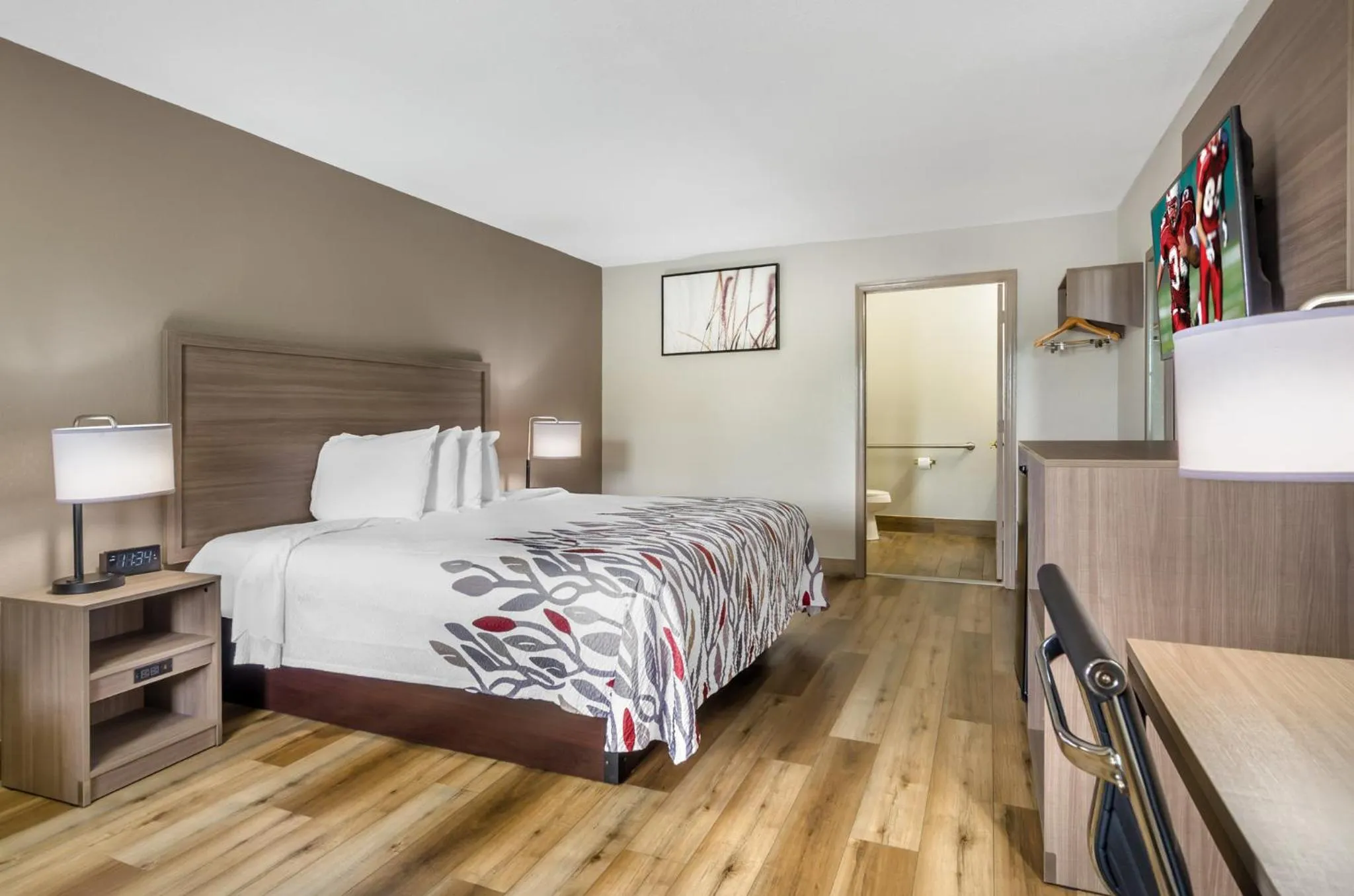 Bedroom, Bed in Red Roof Inn Staunton