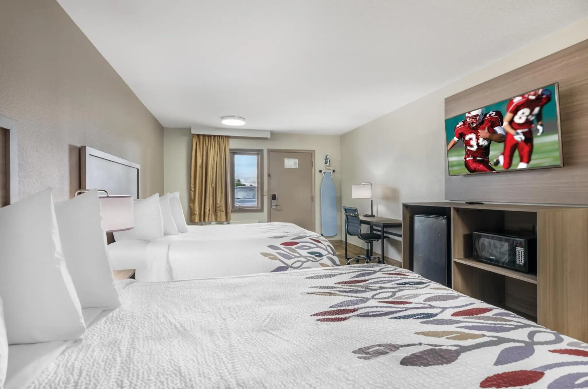 Bedroom, Bed in Red Roof Inn Staunton