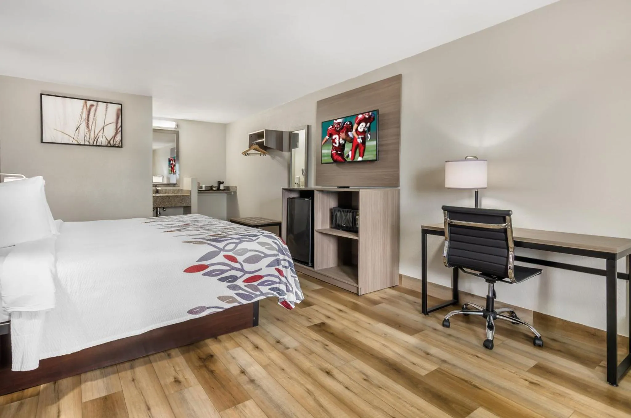 Bedroom, Bed in Red Roof Inn Staunton