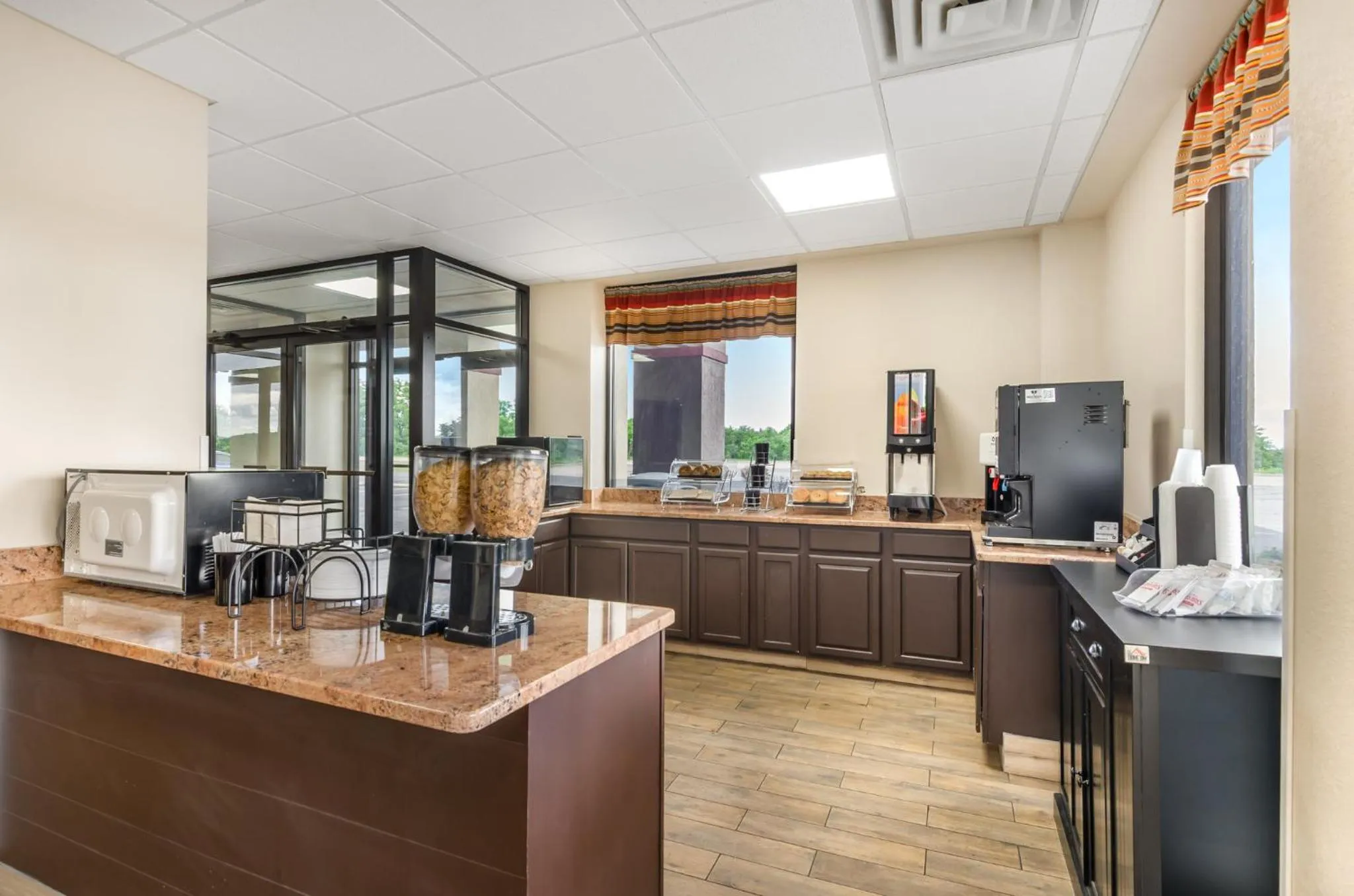 Breakfast in Red Roof Inn Staunton