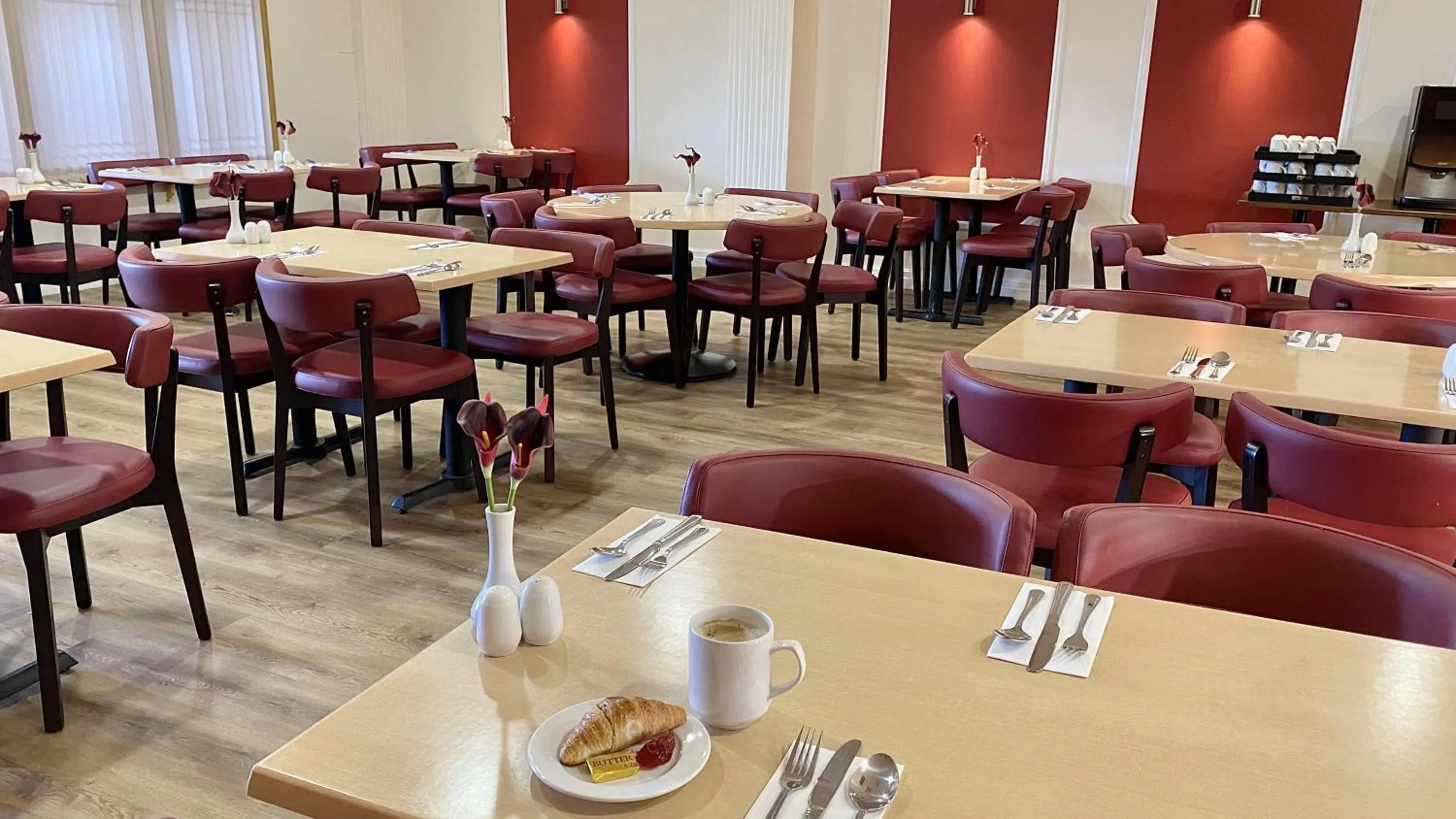 Restaurant/places to eat in Russ Hill Hotel