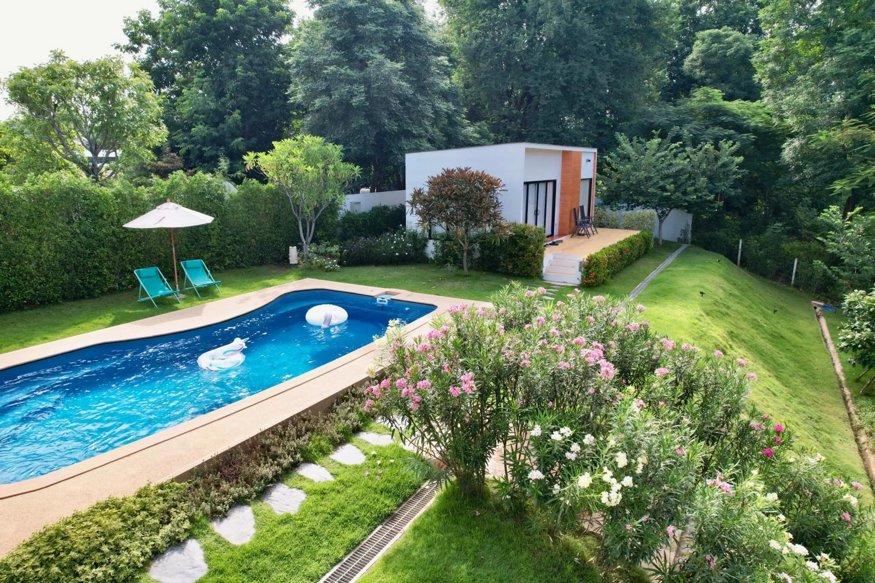 Swimming pool in Rakmak Kan Resort & Cafe