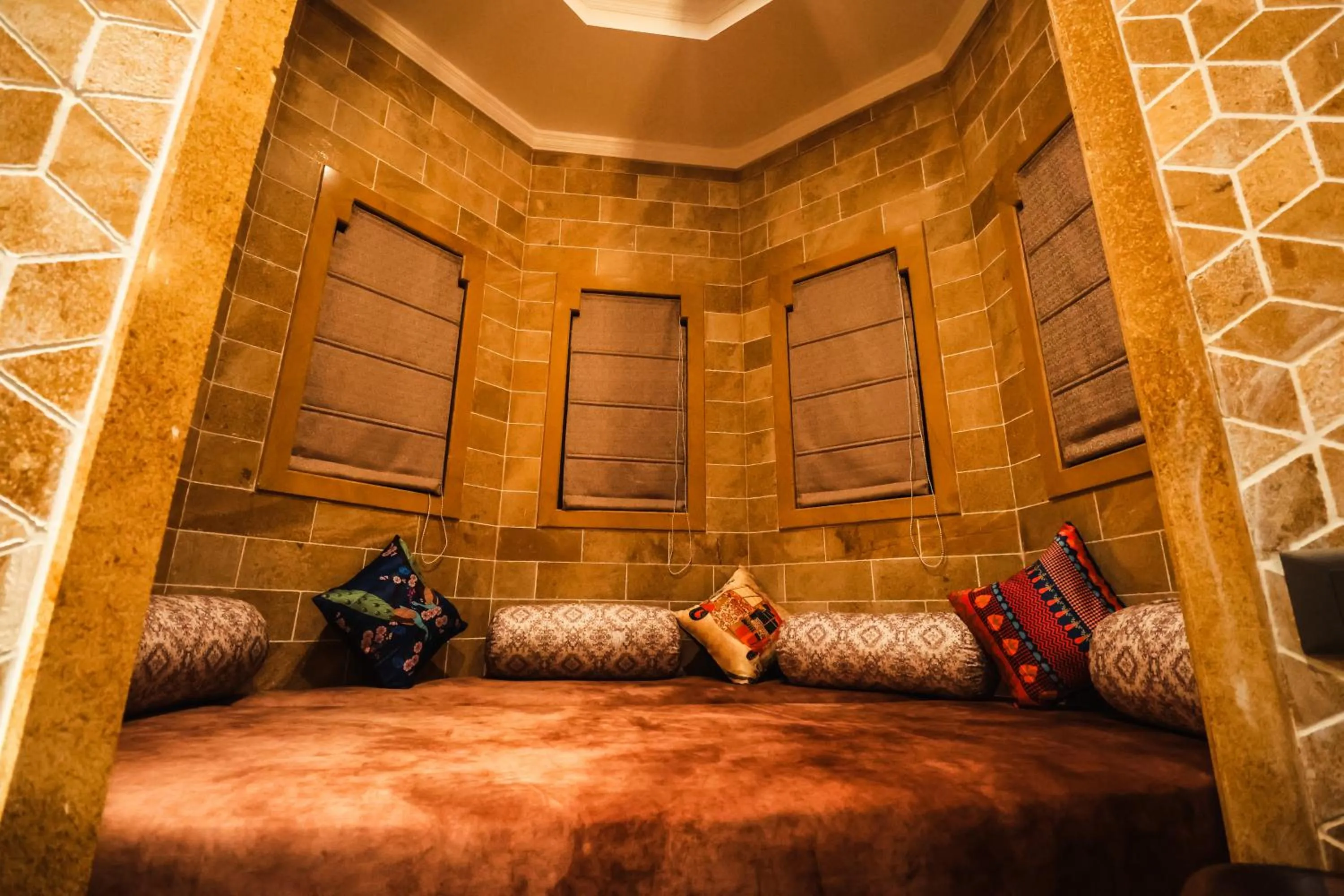 Time of day, Bed in Guulab Haveli - Opp Fort