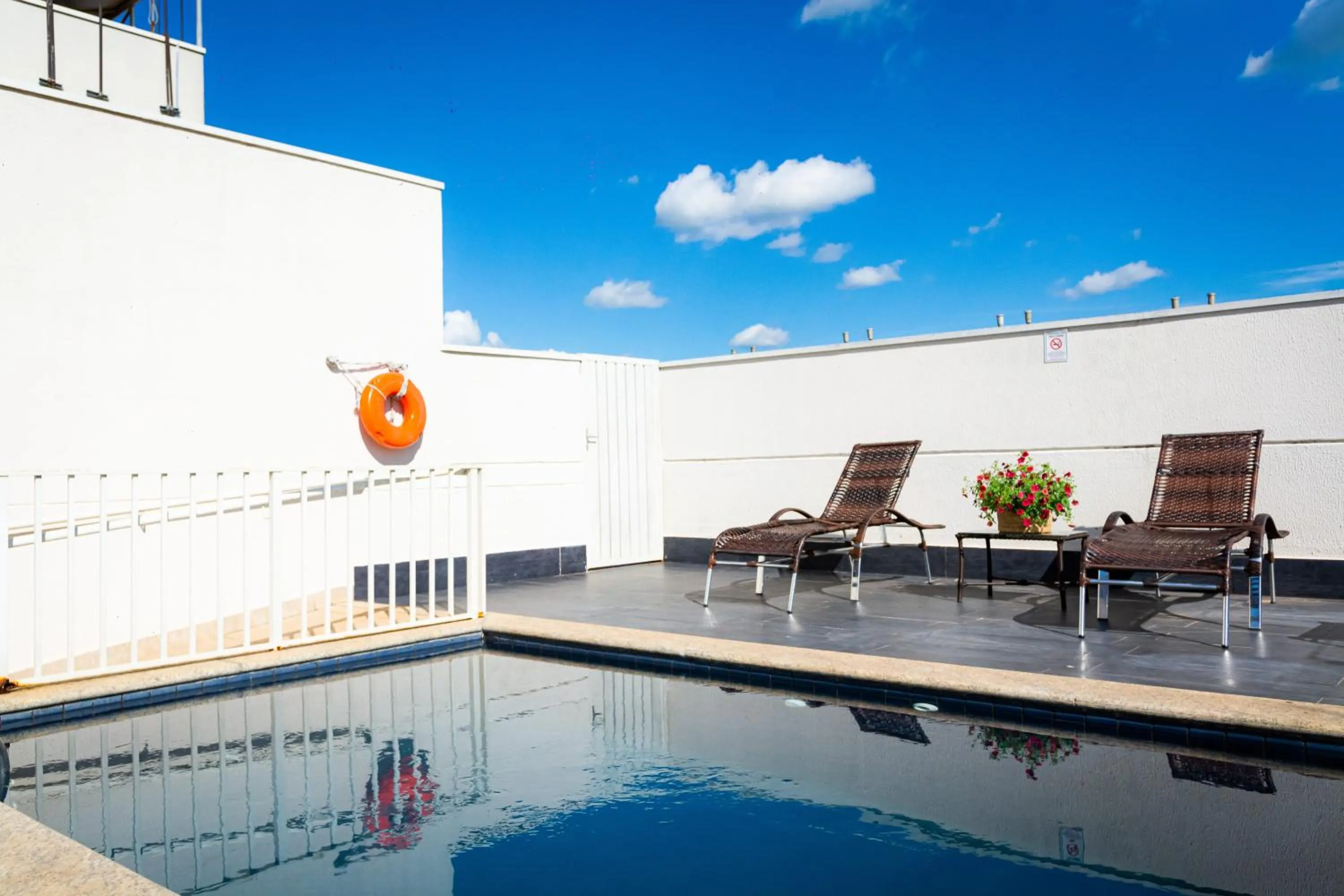 Swimming pool in Blue Tree Towers Bauru