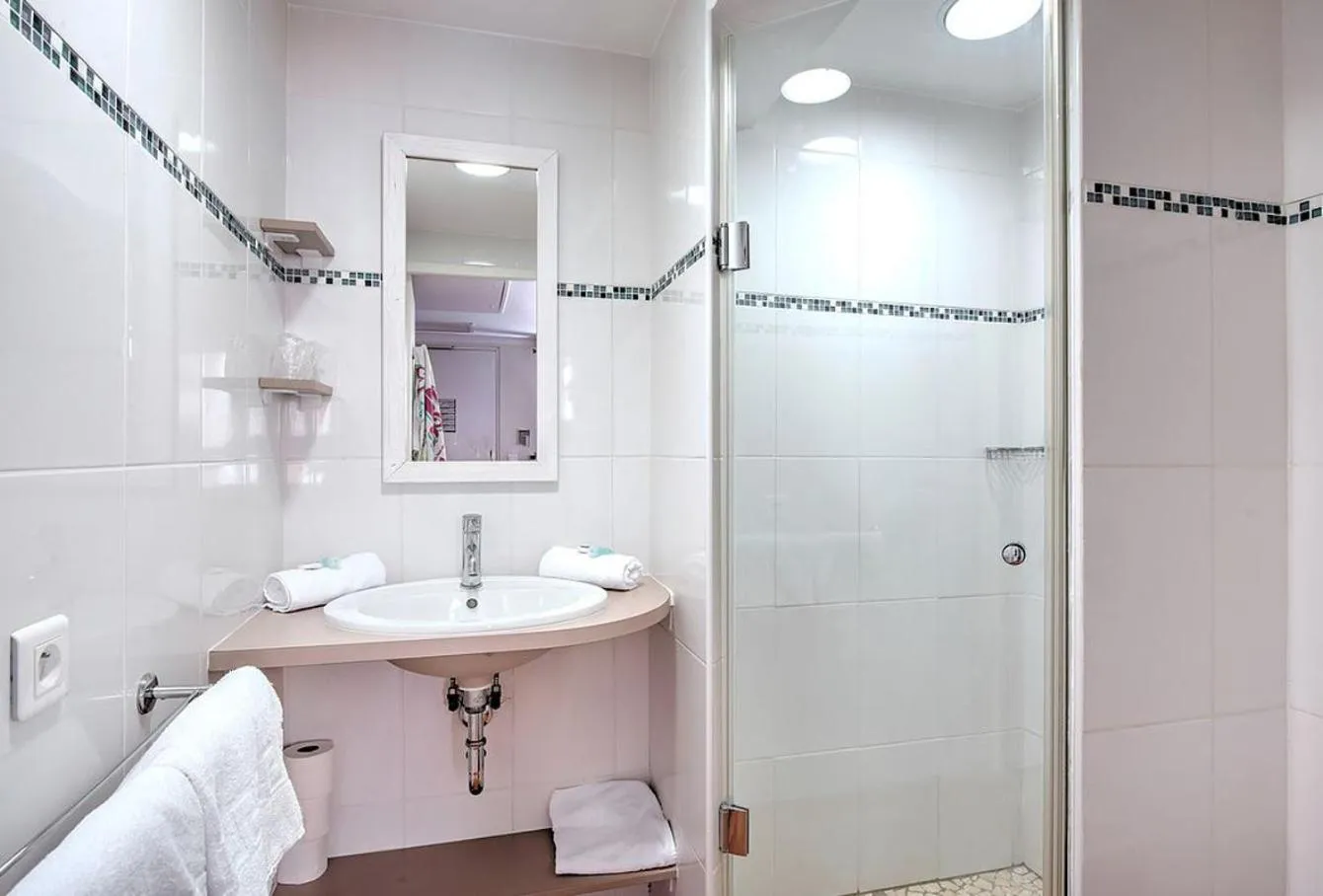 Shower in Hôtel Club la Font des Horts