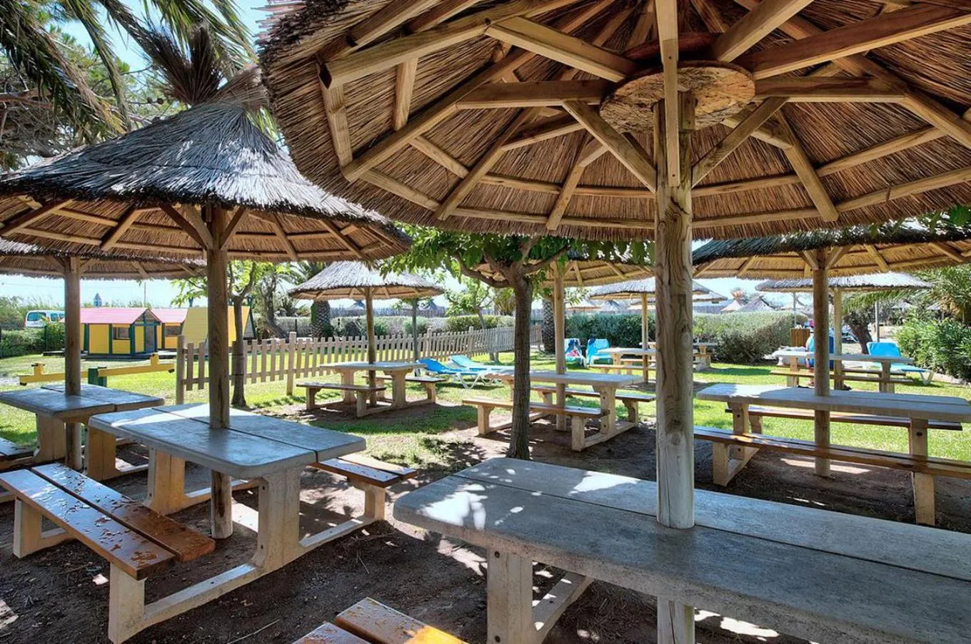 Patio in Hôtel Club la Font des Horts