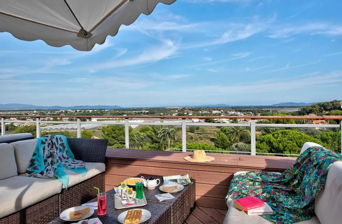 Patio in Hôtel Club la Font des Horts