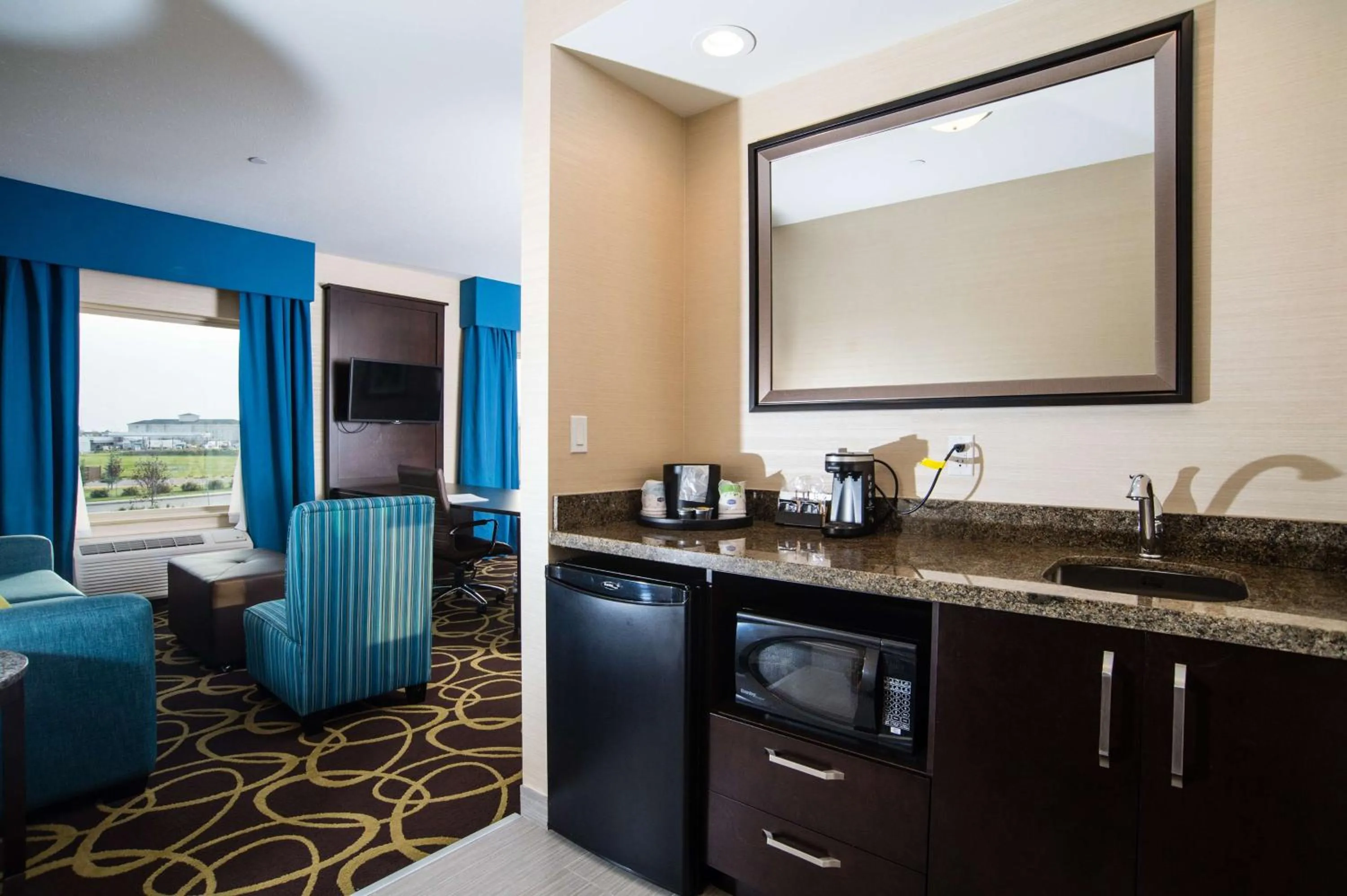 Kitchen or kitchenette in Hampton Inn & Suites East Gate Regina