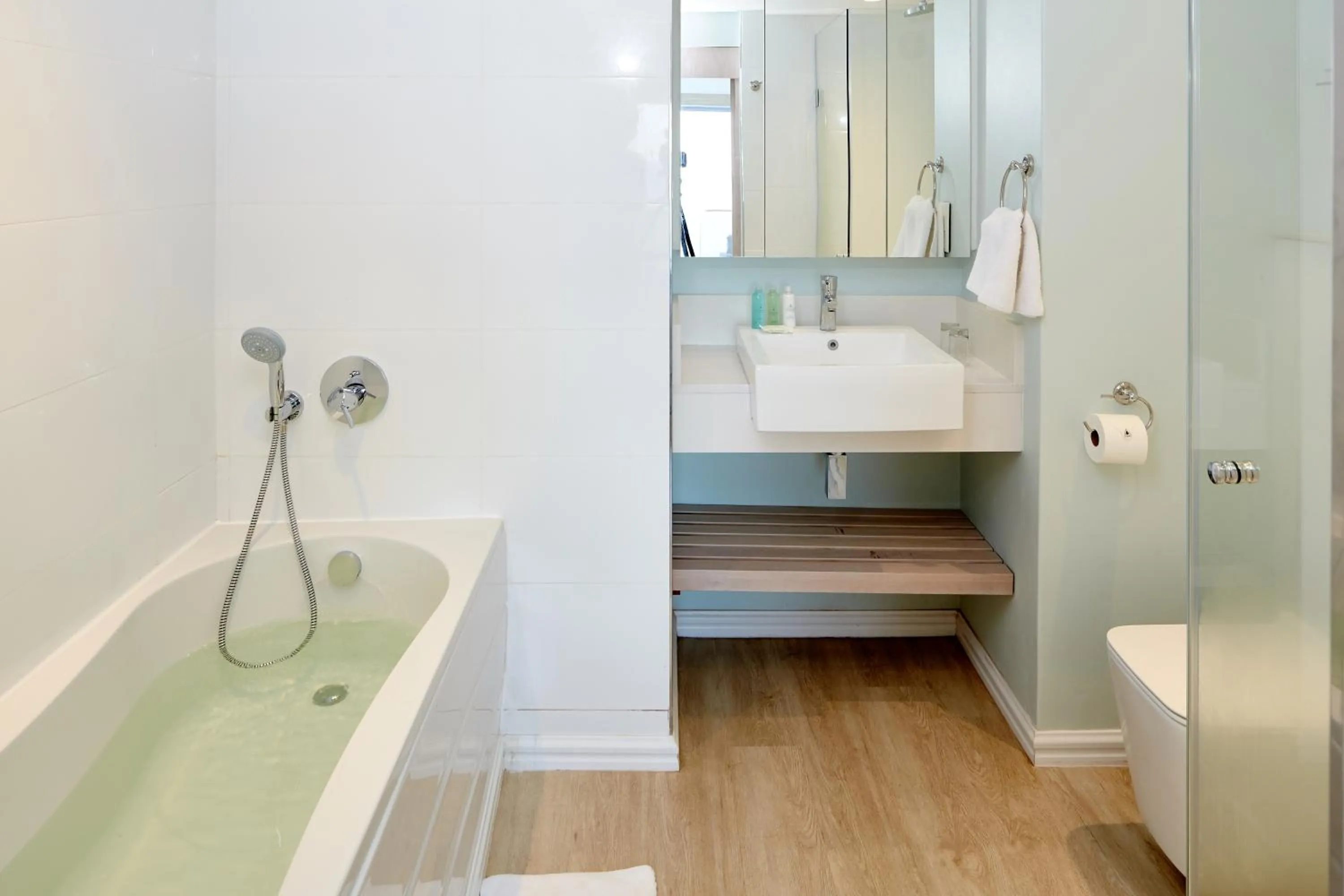 Shower in First Group La Montagne