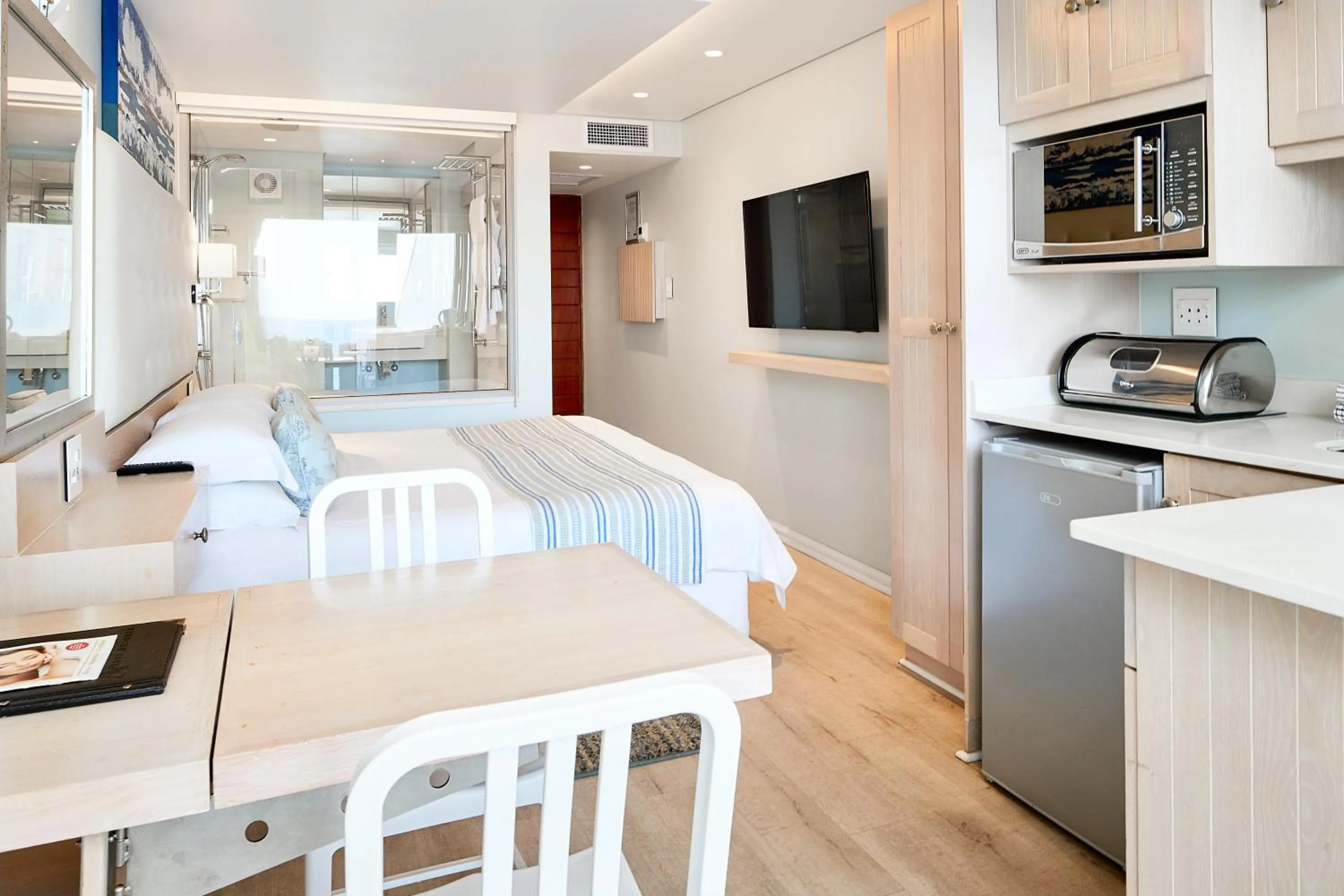 Photo of the whole room in First Group La Montagne