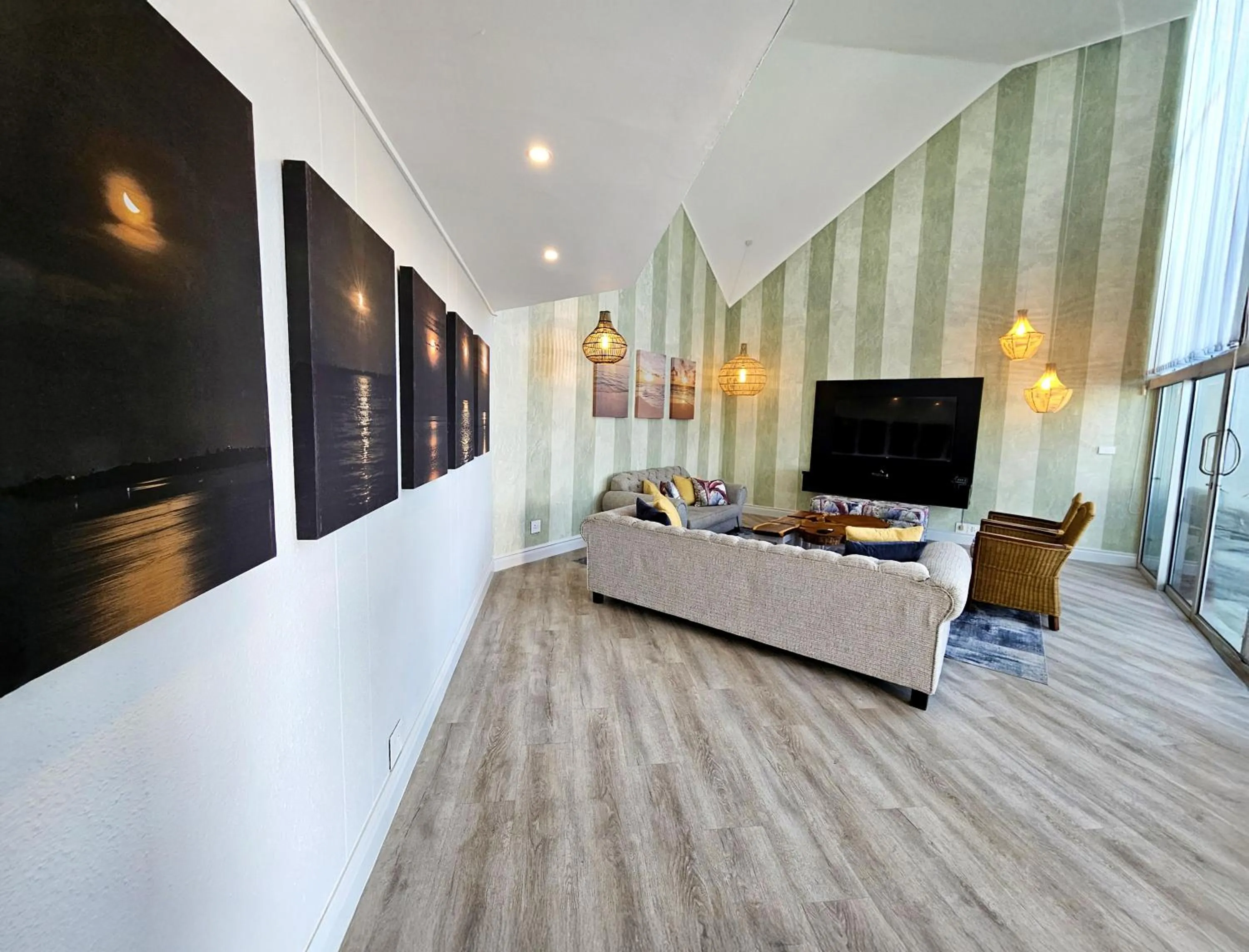 Lounge or bar in First Group La Montagne