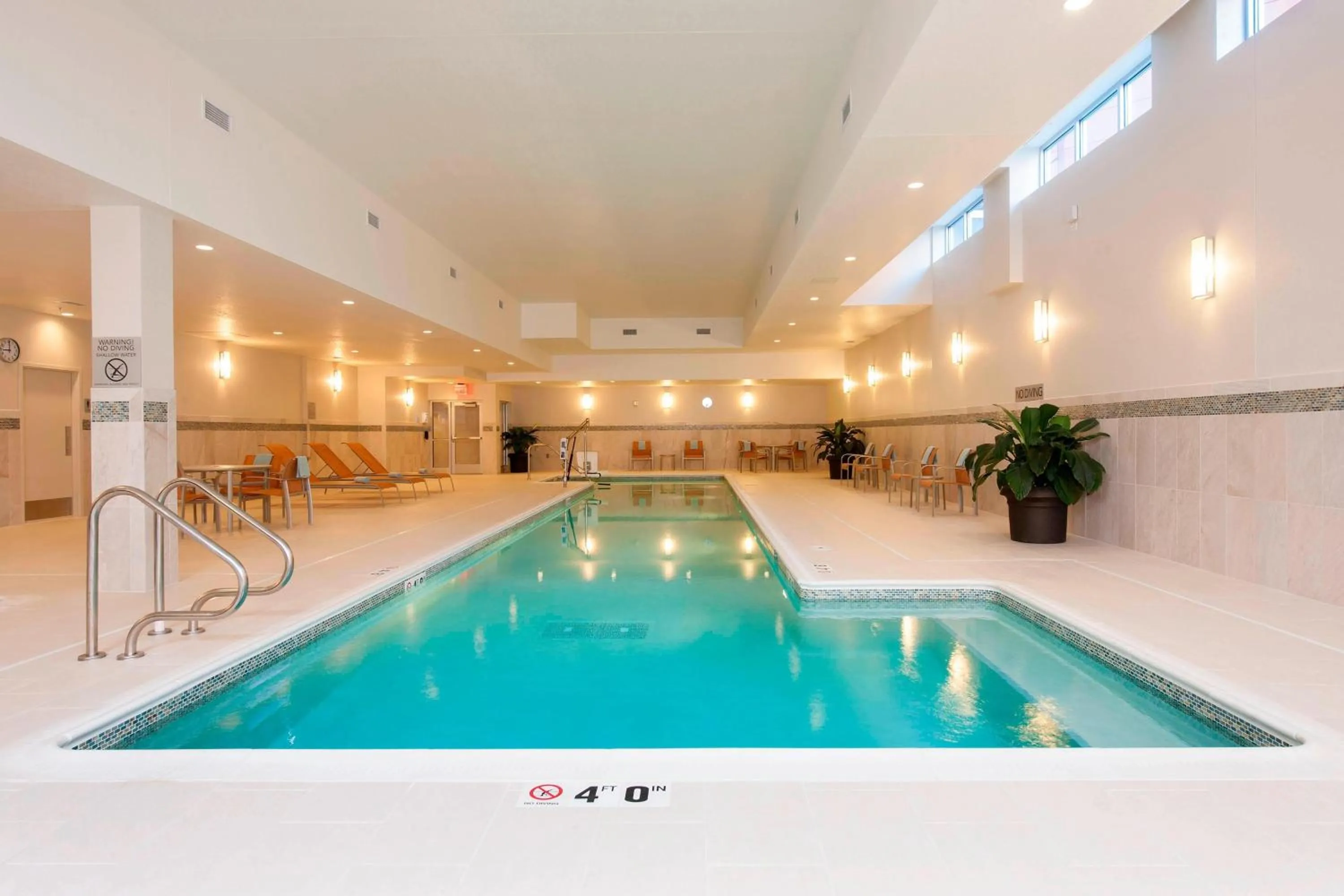 Swimming pool in Courtyard Peoria Downtown