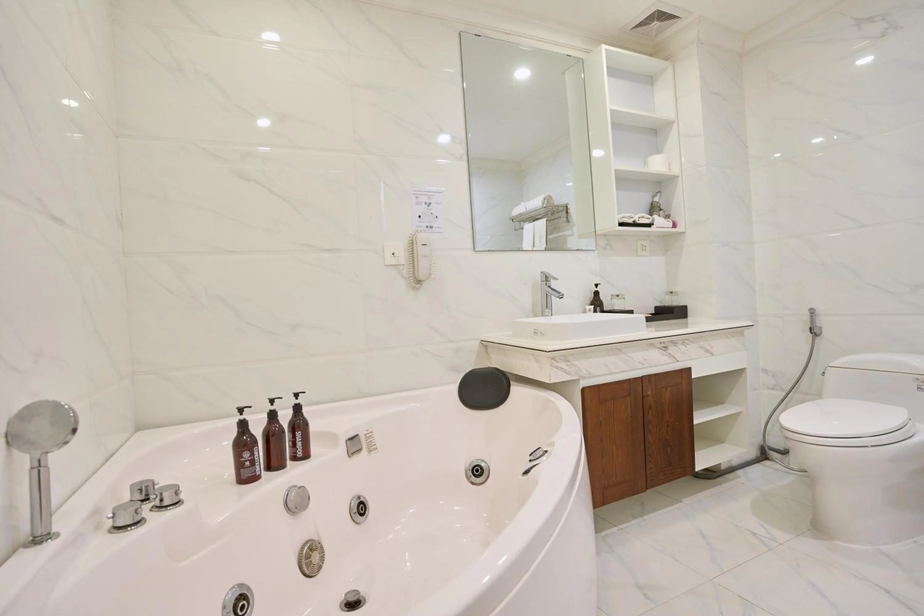 Toilet in Le Haute Hotel Hai Phong