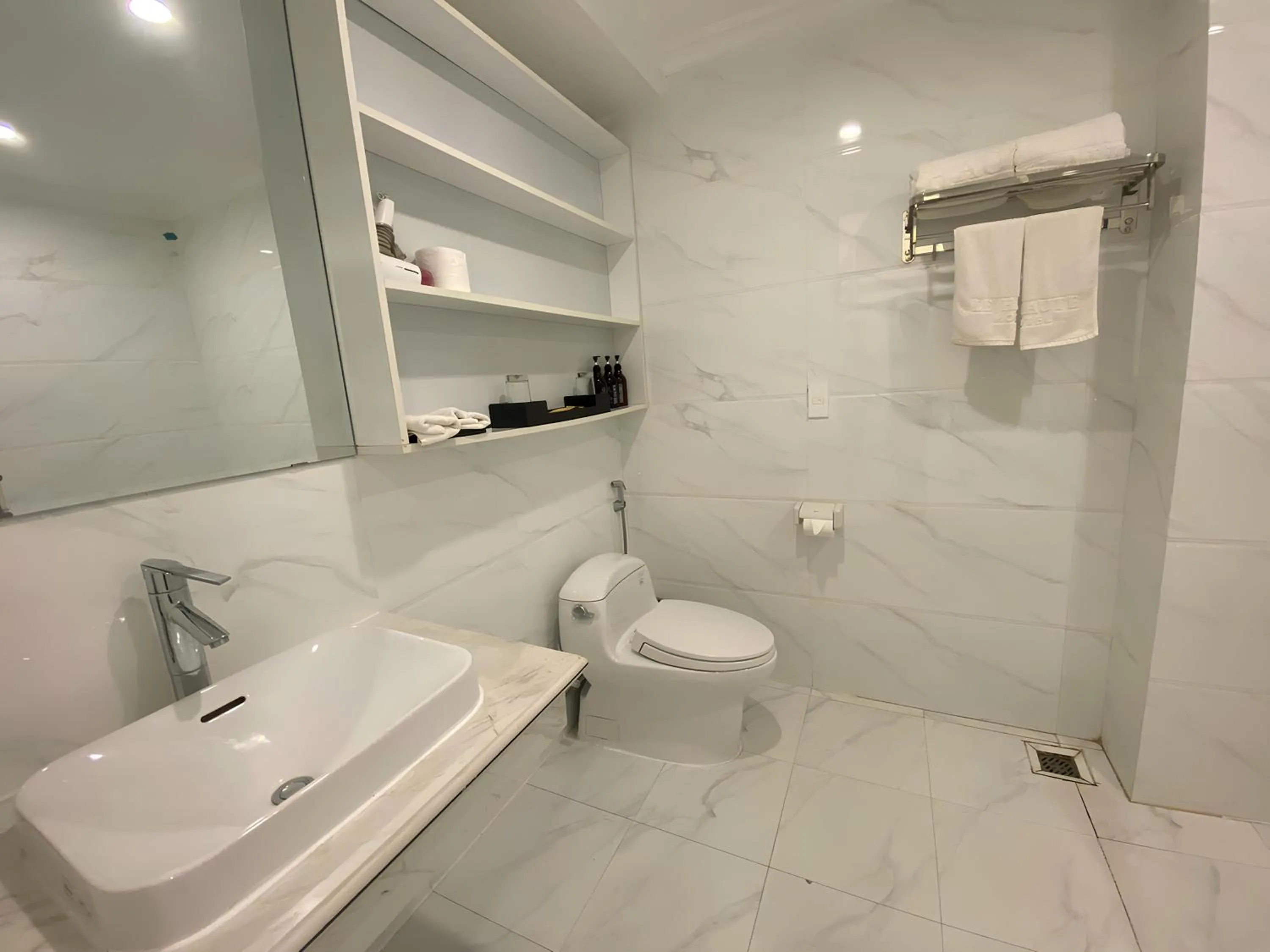 Toilet in Le Haute Hotel Hai Phong