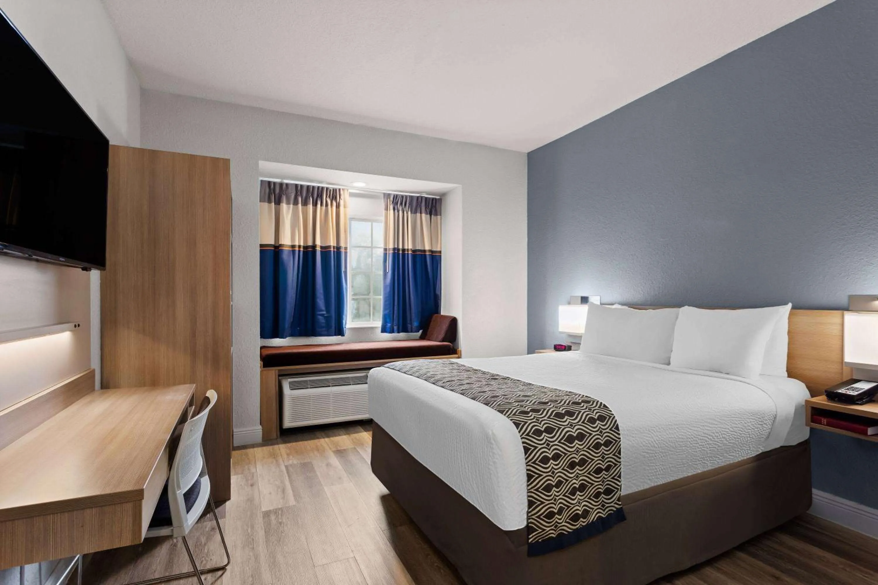 Photo of the whole room, Bed in Microtel Inn and Suites - Zephyrhills