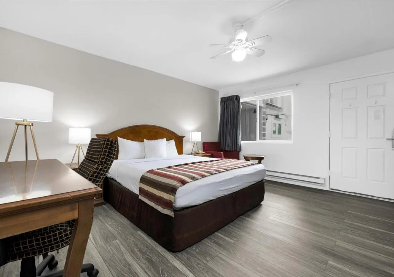 Photo of the whole room, Bed in Motel 6 San Francisco, CA Great Highway