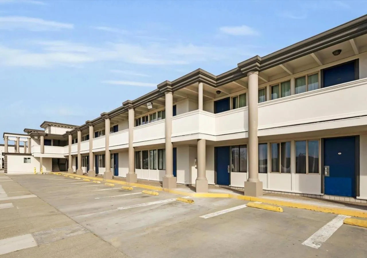 Property building in Motel 6 San Francisco, CA Great Highway