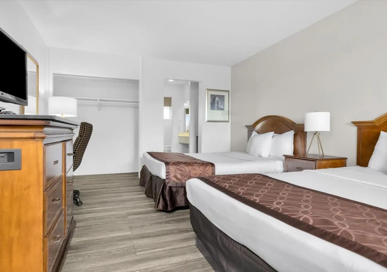 TV and multimedia, Bed in Motel 6 San Francisco, CA Great Highway